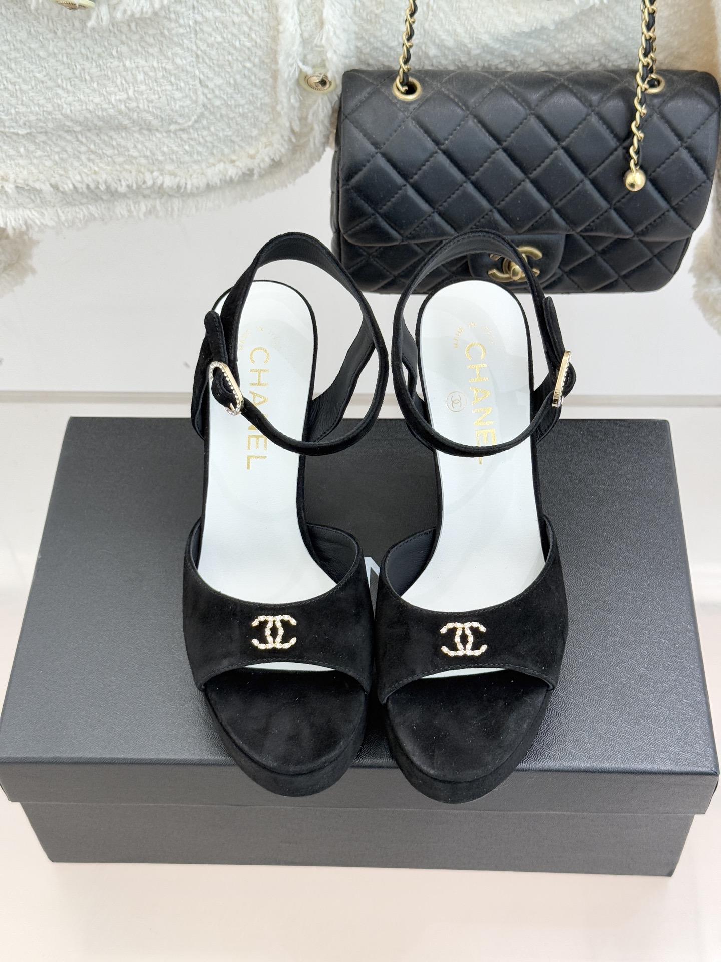 CHANE* ｜小香26P新品金属小双C防水台粗跟高跟凉鞋承袭小香26P春夏系列复古摩登基因这双防水台高