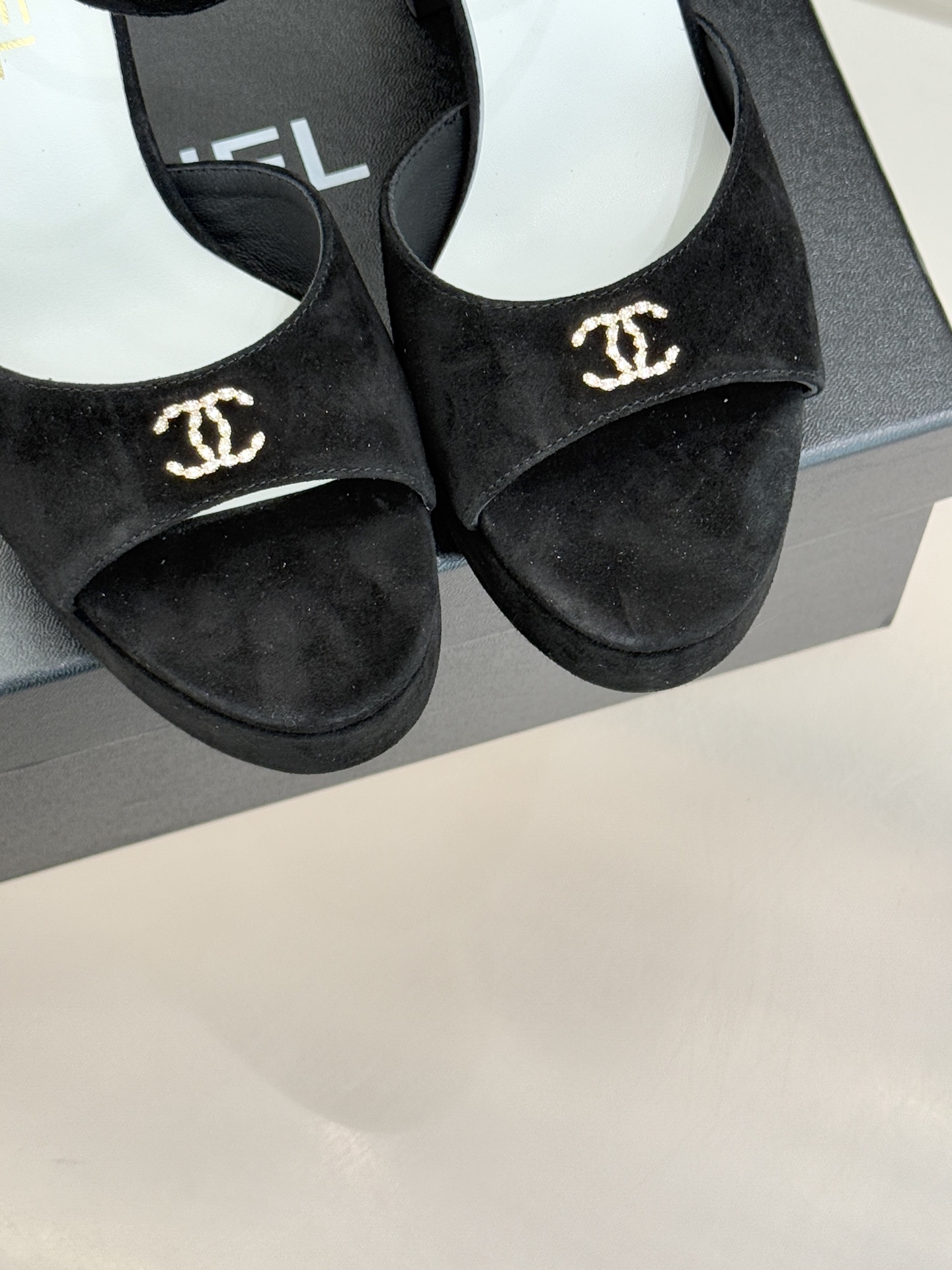 CHANE* ｜小香26P新品金属小双C防水台粗跟高跟凉鞋承袭小香26P春夏系列复古摩登基因这双防水台高