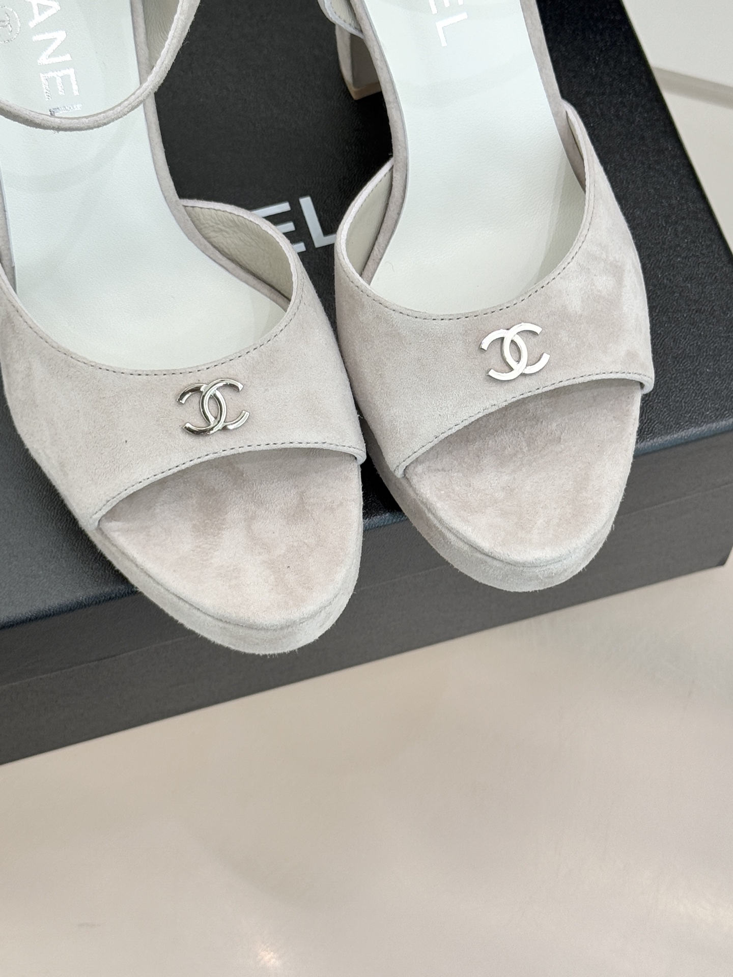 CHANE* ｜小香26P新品金属小双C防水台粗跟高跟凉鞋承袭小香26P春夏系列复古摩登基因这双防水台高