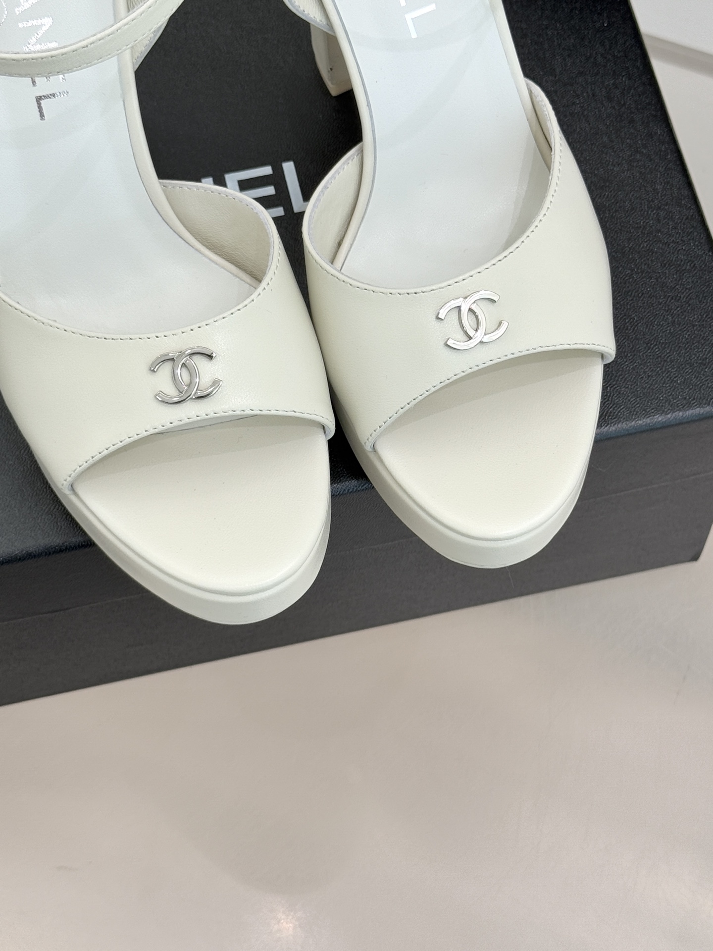 CHANE* ｜小香26P新品金属小双C防水台粗跟高跟凉鞋承袭小香26P春夏系列复古摩登基因这双防水台高