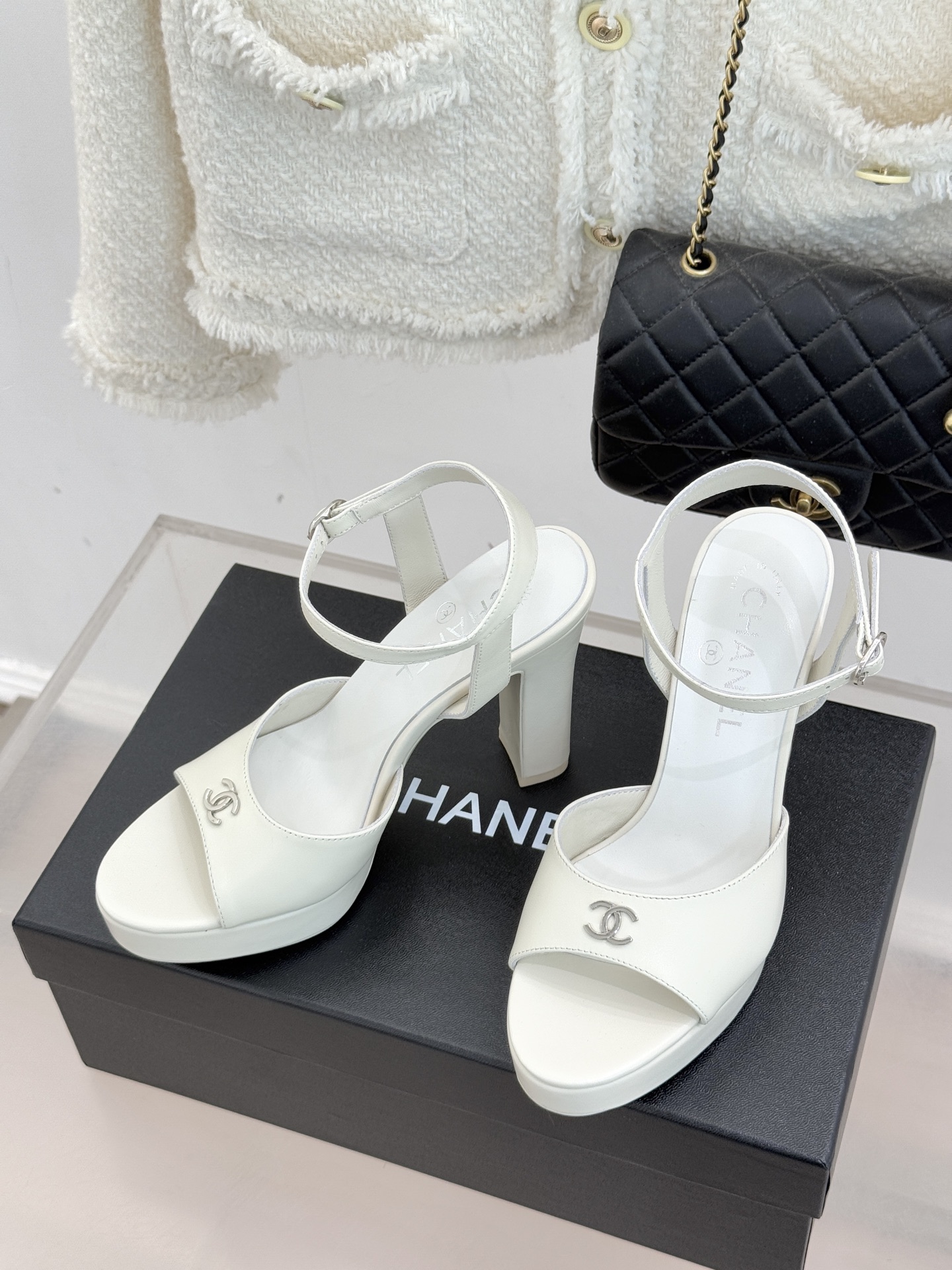 CHANE* ｜小香26P新品金属小双C防水台粗跟高跟凉鞋承袭小香26P春夏系列复古摩登基因这双防水台高