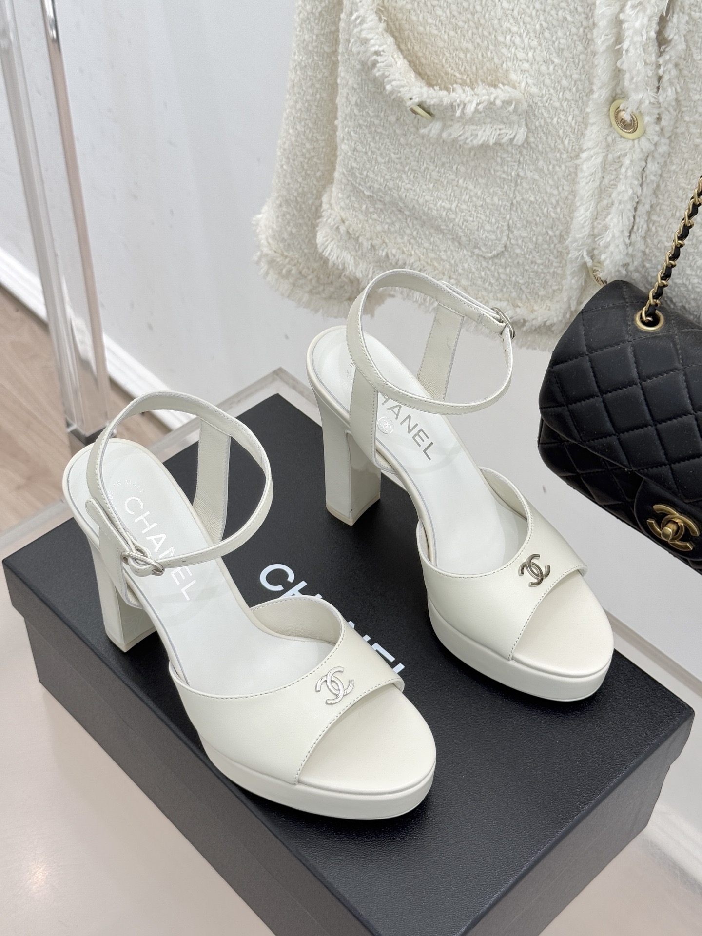 CHANE* ｜小香26P新品金属小双C防水台粗跟高跟凉鞋承袭小香26P春夏系列复古摩登基因这双防水台高