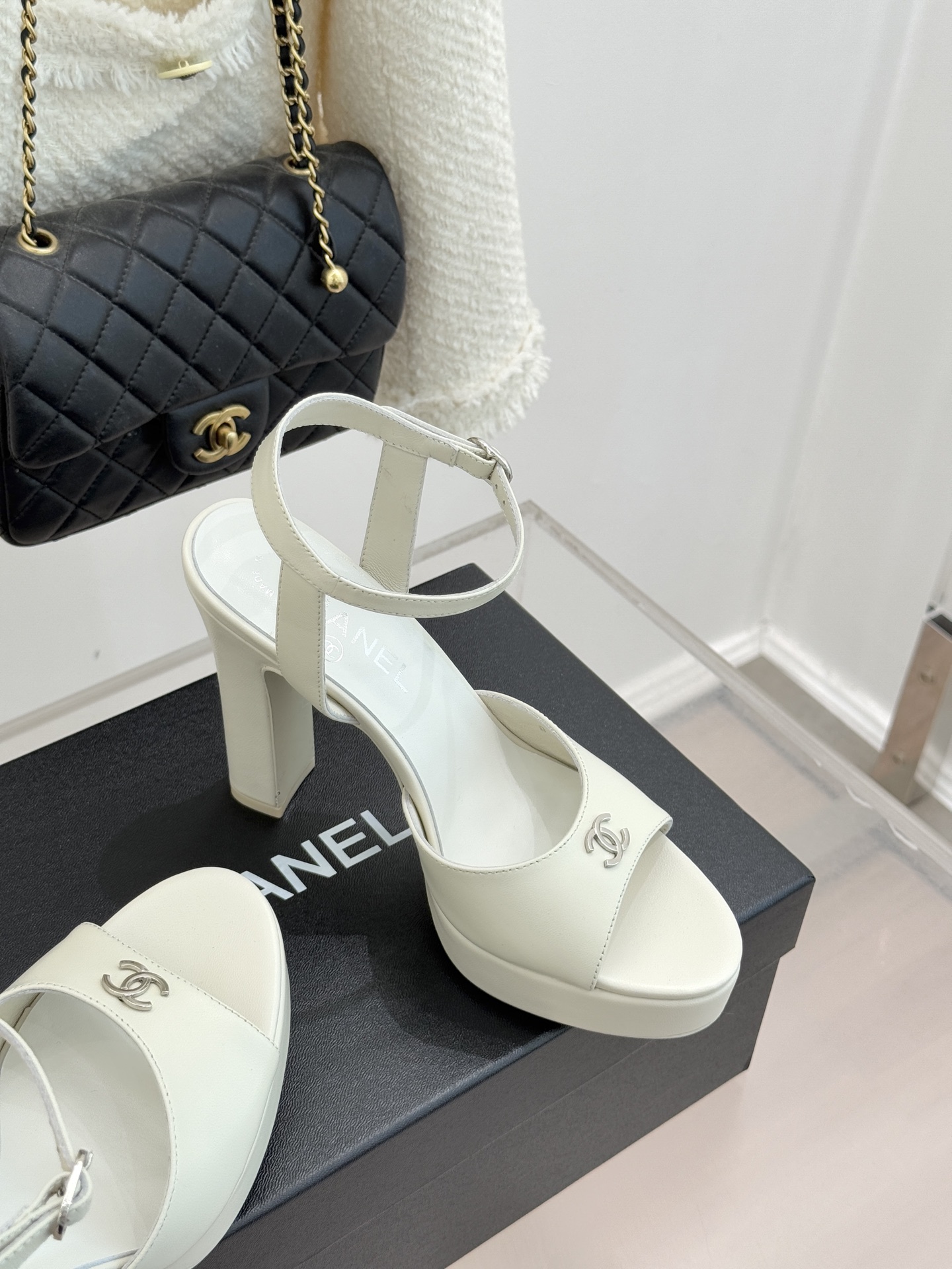 CHANE* ｜小香26P新品金属小双C防水台粗跟高跟凉鞋承袭小香26P春夏系列复古摩登基因这双防水台高