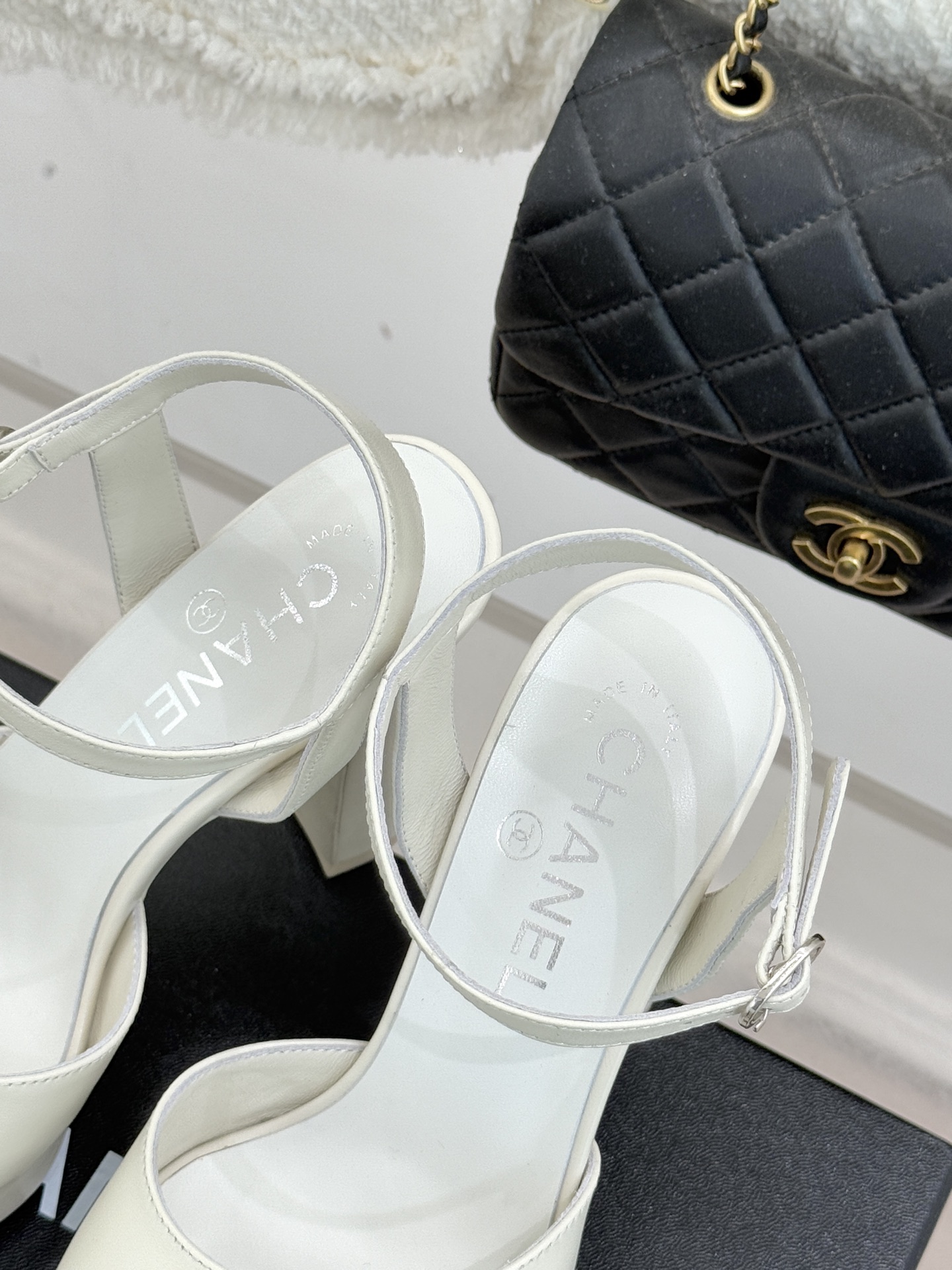 CHANE* ｜小香26P新品金属小双C防水台粗跟高跟凉鞋承袭小香26P春夏系列复古摩登基因这双防水台高