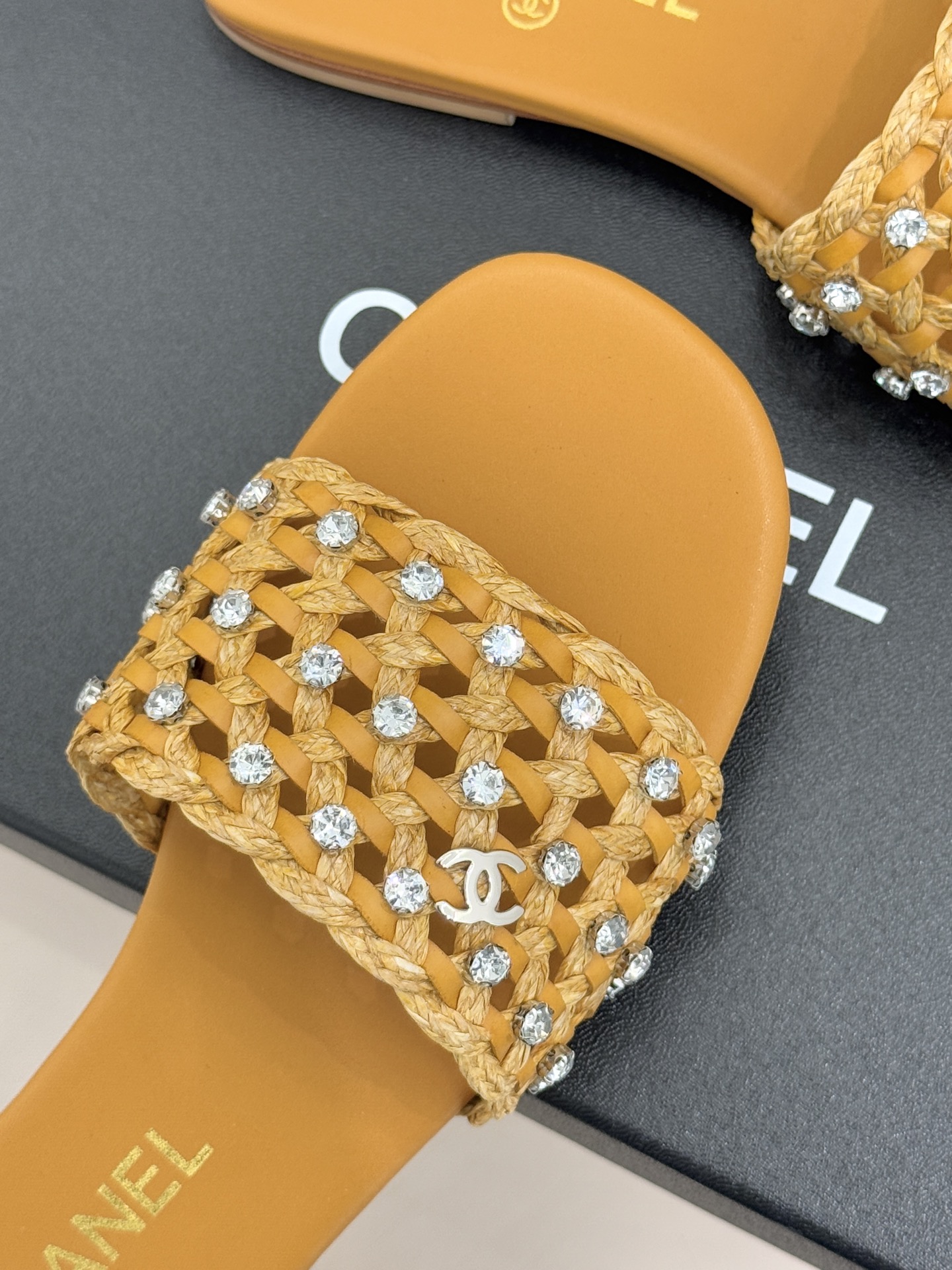 CHANE* ｜小香26C春夏新品编织双C拖鞋当双C标志遇上水钻与编织元素——这双拖鞋就是行走的高定浪漫