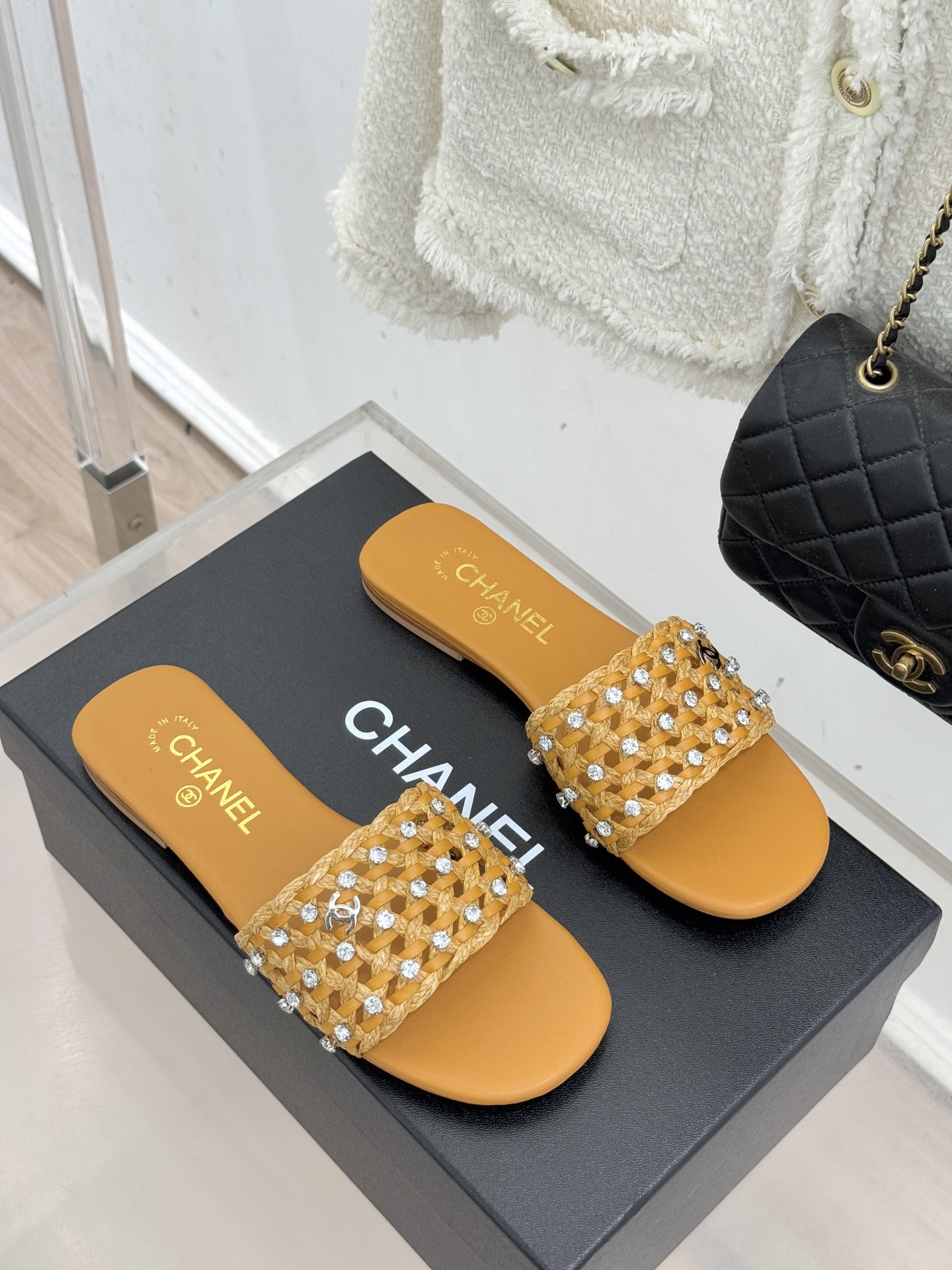 CHANE* ｜小香26C春夏新品编织双C拖鞋当双C标志遇上水钻与编织元素——这双拖鞋就是行走的高定浪漫