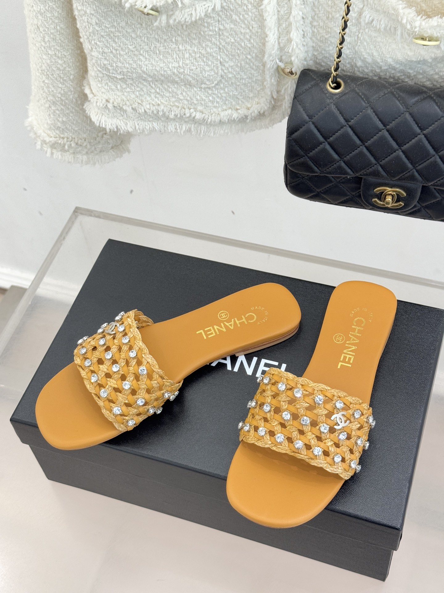 CHANE* ｜小香26C春夏新品编织双C拖鞋当双C标志遇上水钻与编织元素——这双拖鞋就是行走的高定浪漫