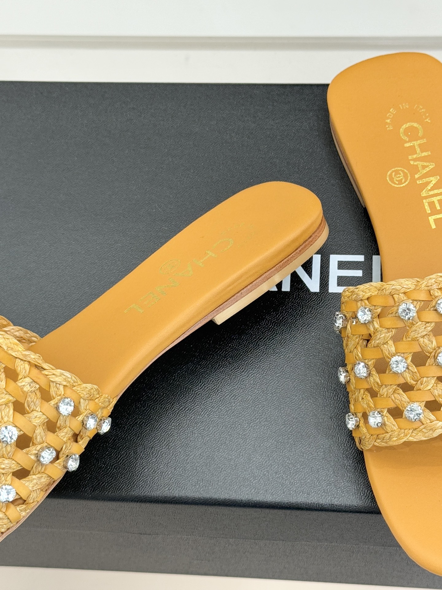 CHANE* ｜小香26C春夏新品编织双C拖鞋当双C标志遇上水钻与编织元素——这双拖鞋就是行走的高定浪漫