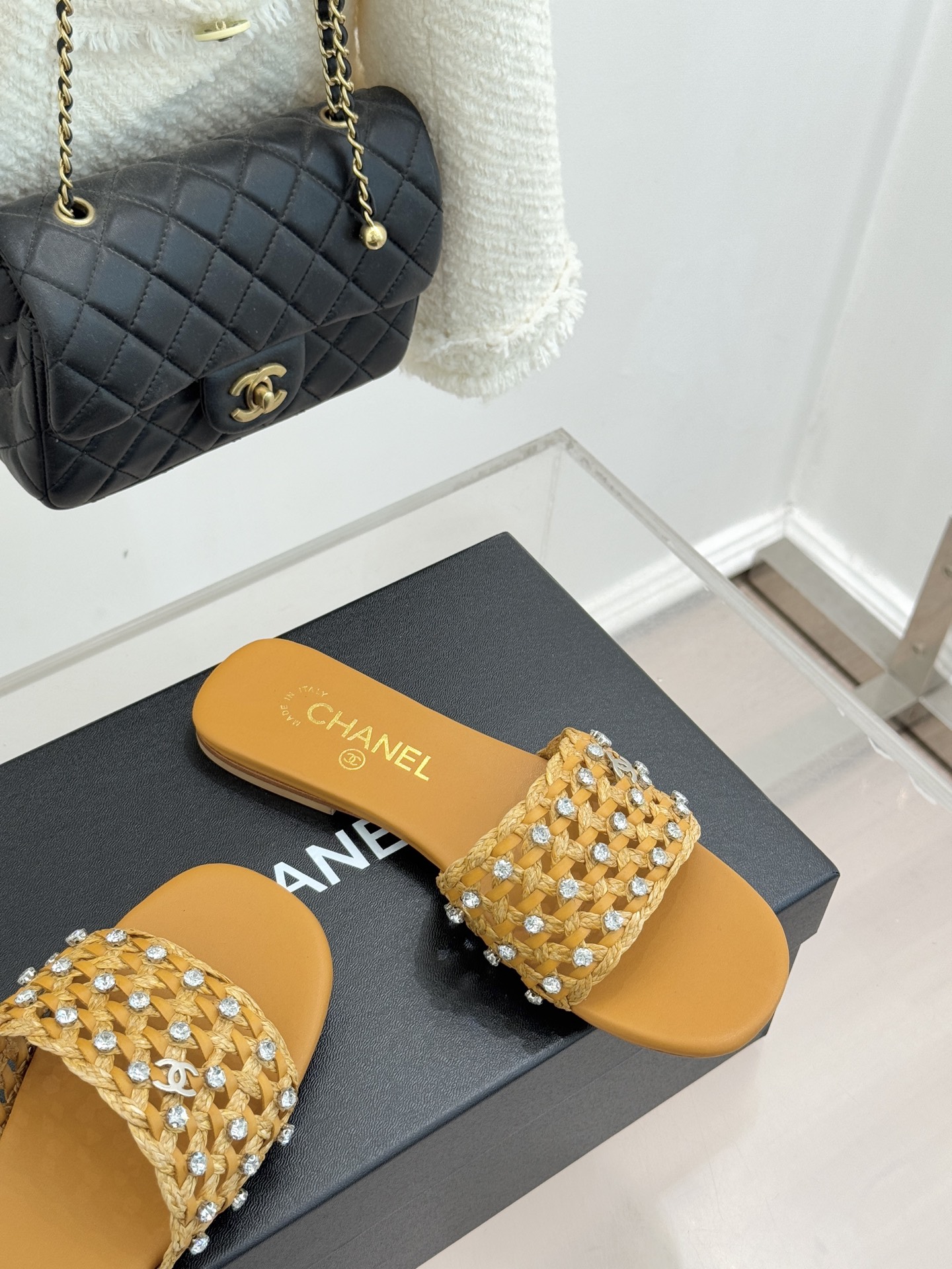 CHANE* ｜小香26C春夏新品编织双C拖鞋当双C标志遇上水钻与编织元素——这双拖鞋就是行走的高定浪漫