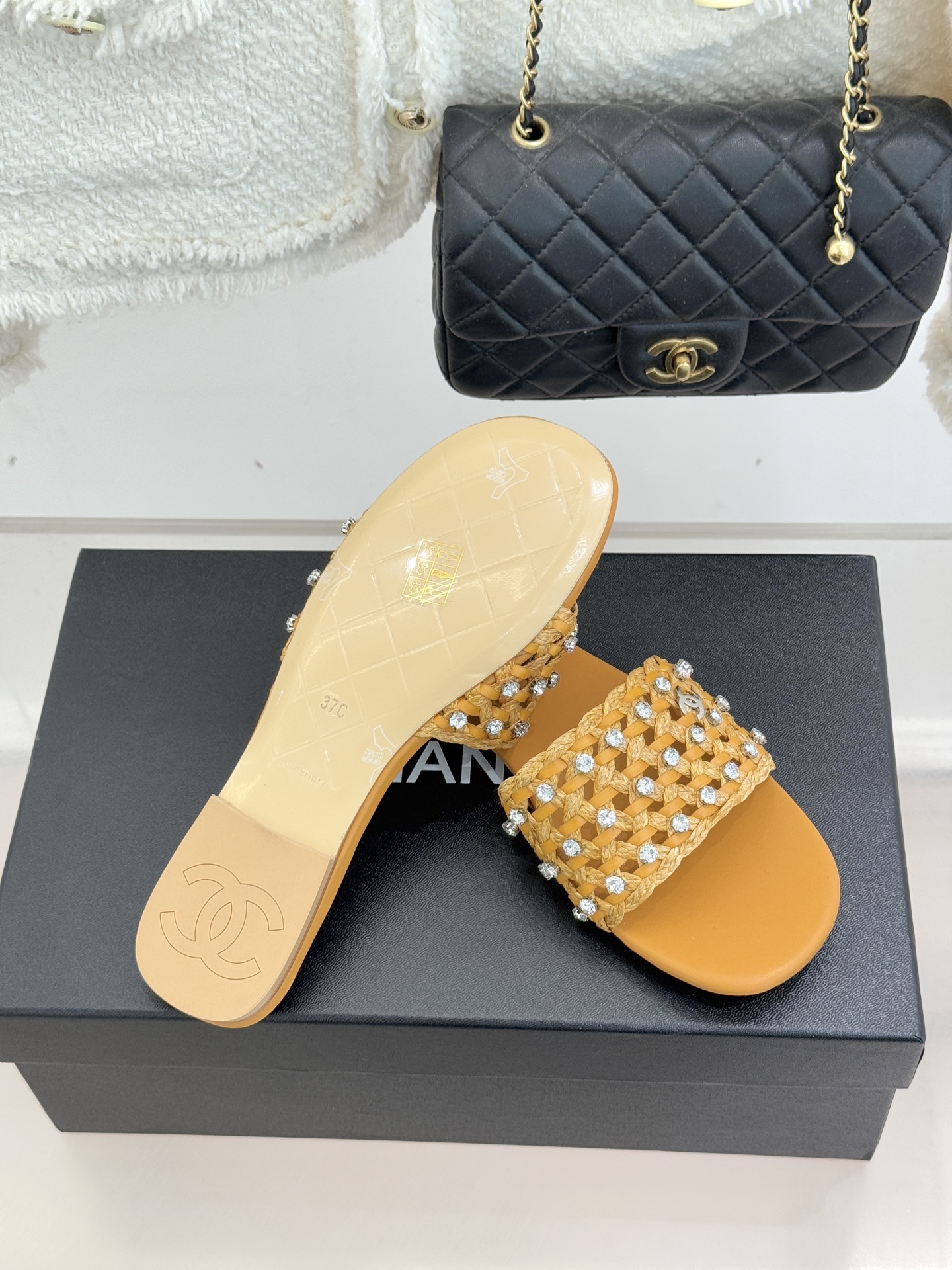 CHANE* ｜小香26C春夏新品编织双C拖鞋当双C标志遇上水钻与编织元素——这双拖鞋就是行走的高定浪漫