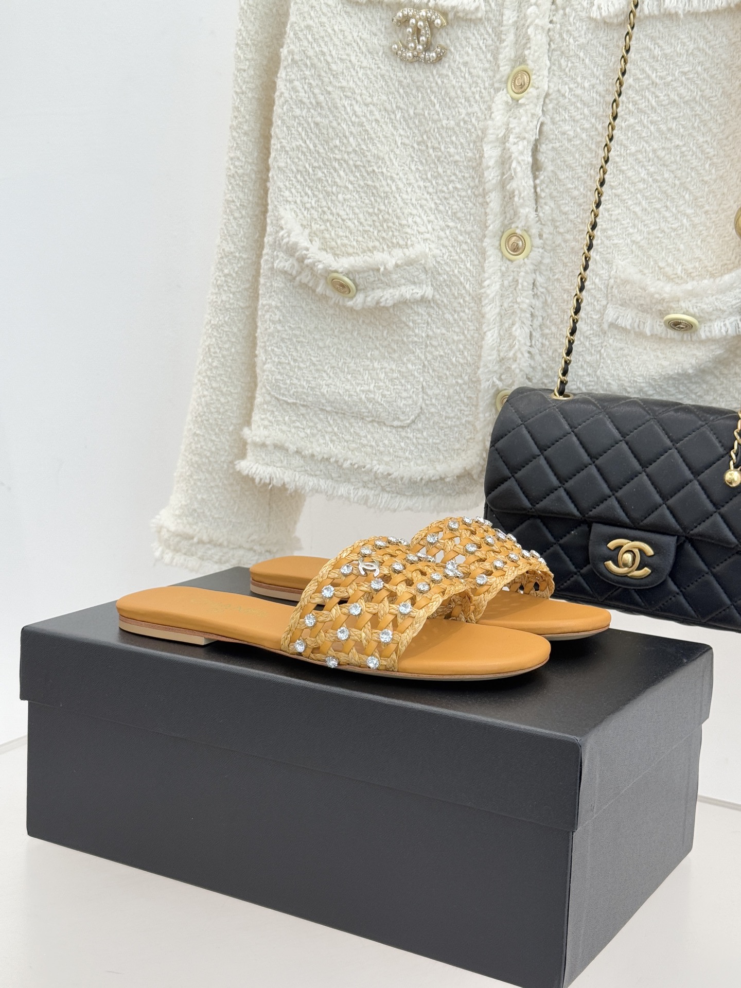 CHANE* ｜小香26C春夏新品编织双C拖鞋当双C标志遇上水钻与编织元素——这双拖鞋就是行走的高定浪漫