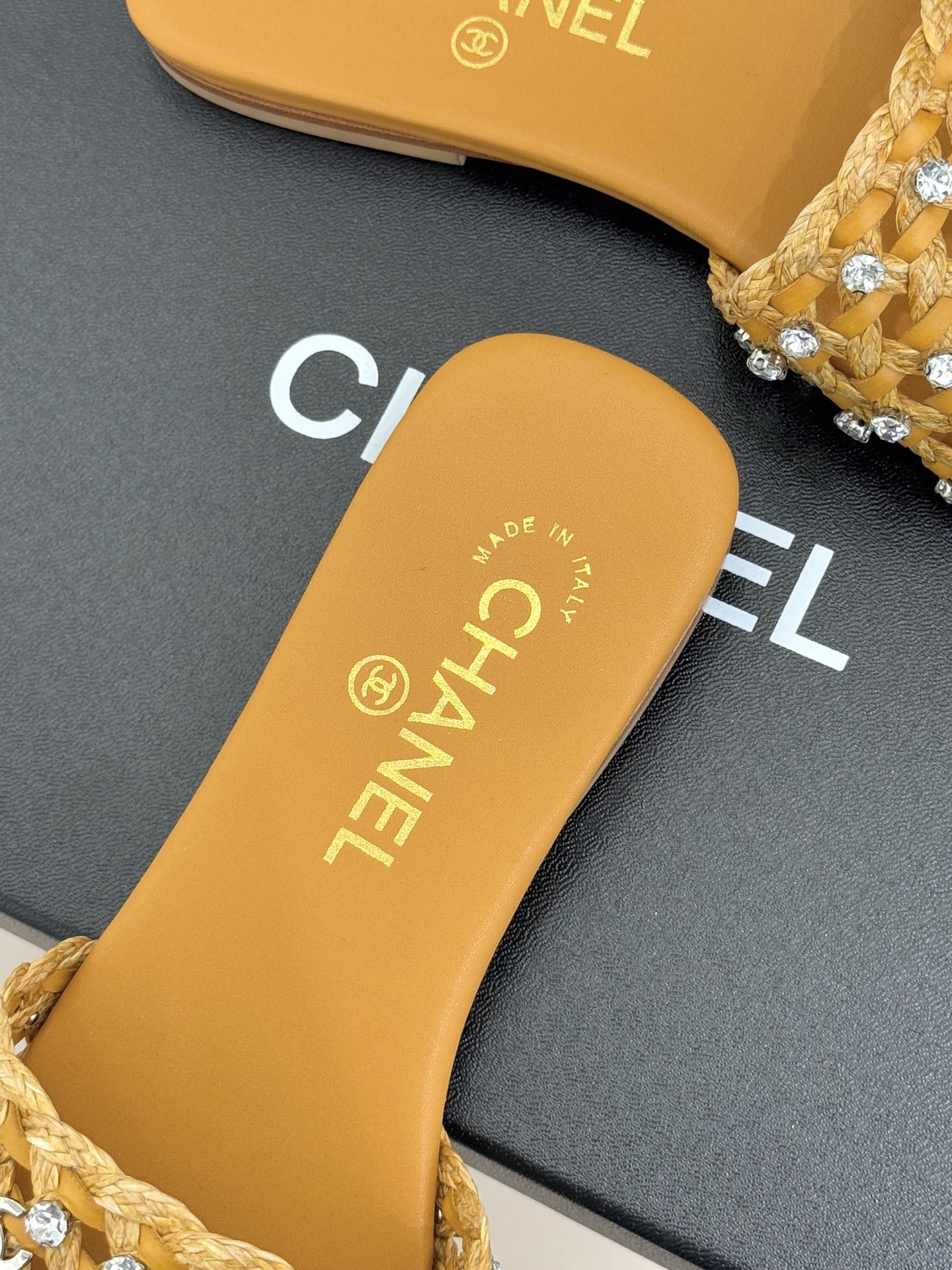 CHANE* ｜小香26C春夏新品编织双C拖鞋当双C标志遇上水钻与编织元素——这双拖鞋就是行走的高定浪漫