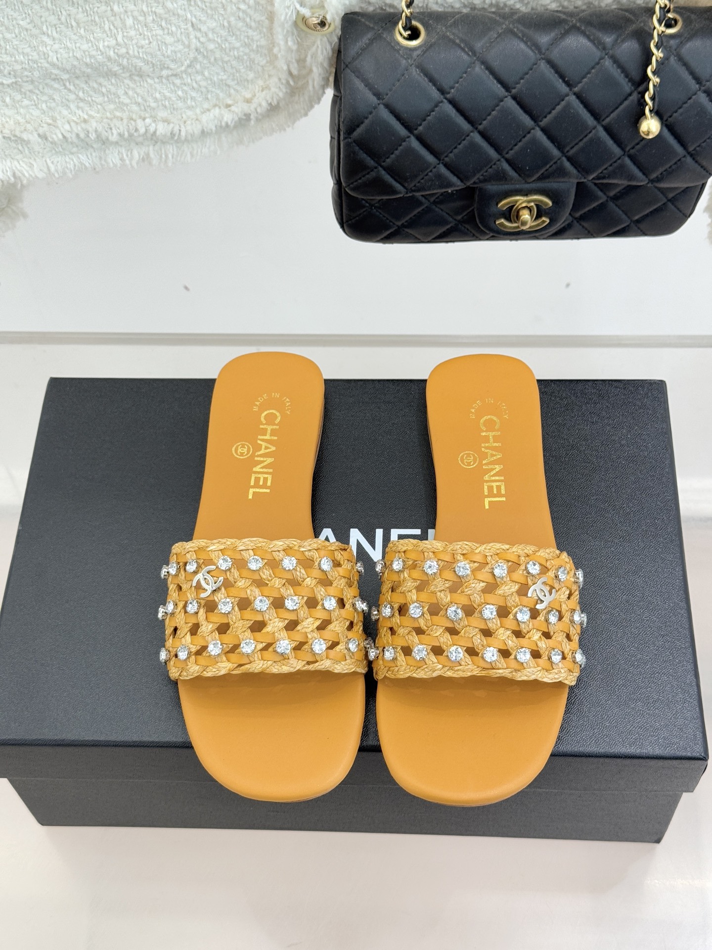 CHANE* ｜小香26C春夏新品编织双C拖鞋当双C标志遇上水钻与编织元素——这双拖鞋就是行走的高定浪漫
