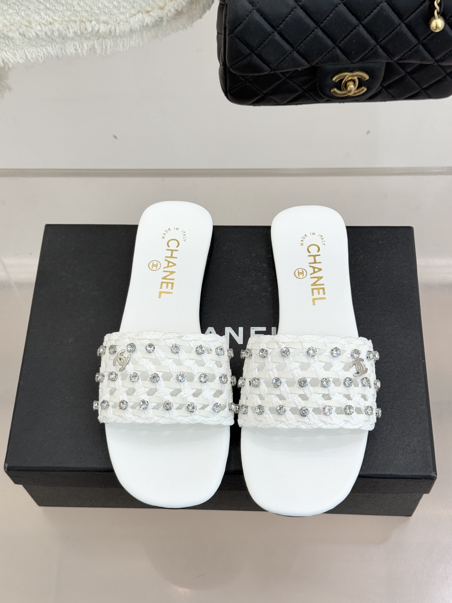 CHANE* ｜小香26C春夏新品编织双C拖鞋当双C标志遇上水钻与编织元素——这双拖鞋就是行走的高定浪漫