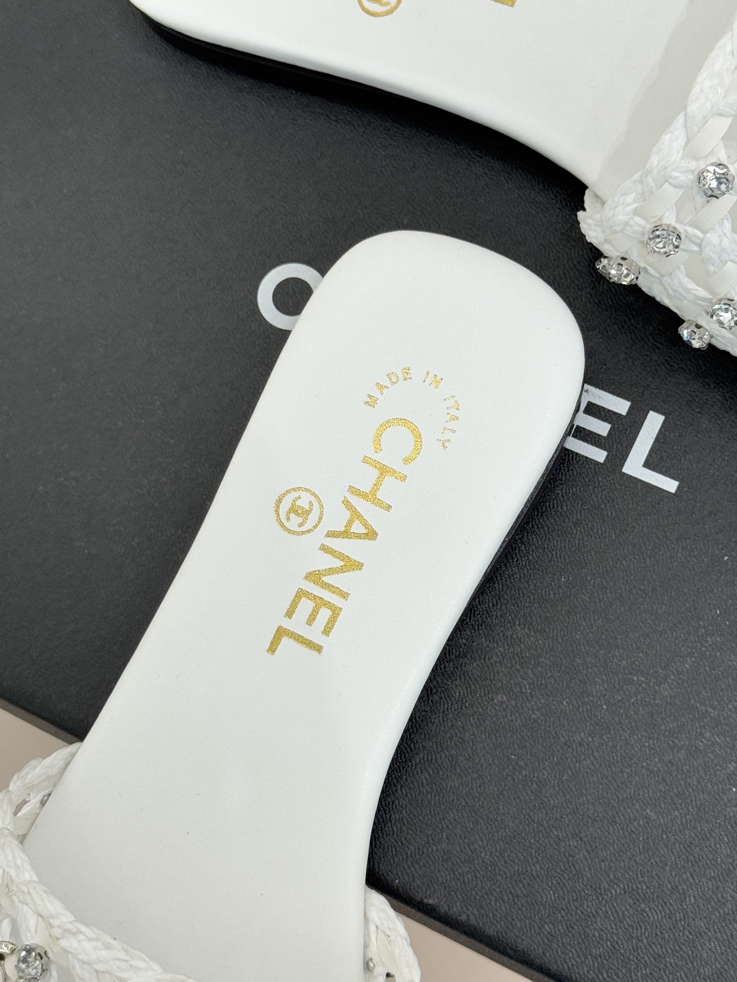 CHANE* ｜小香26C春夏新品编织双C拖鞋当双C标志遇上水钻与编织元素——这双拖鞋就是行走的高定浪漫