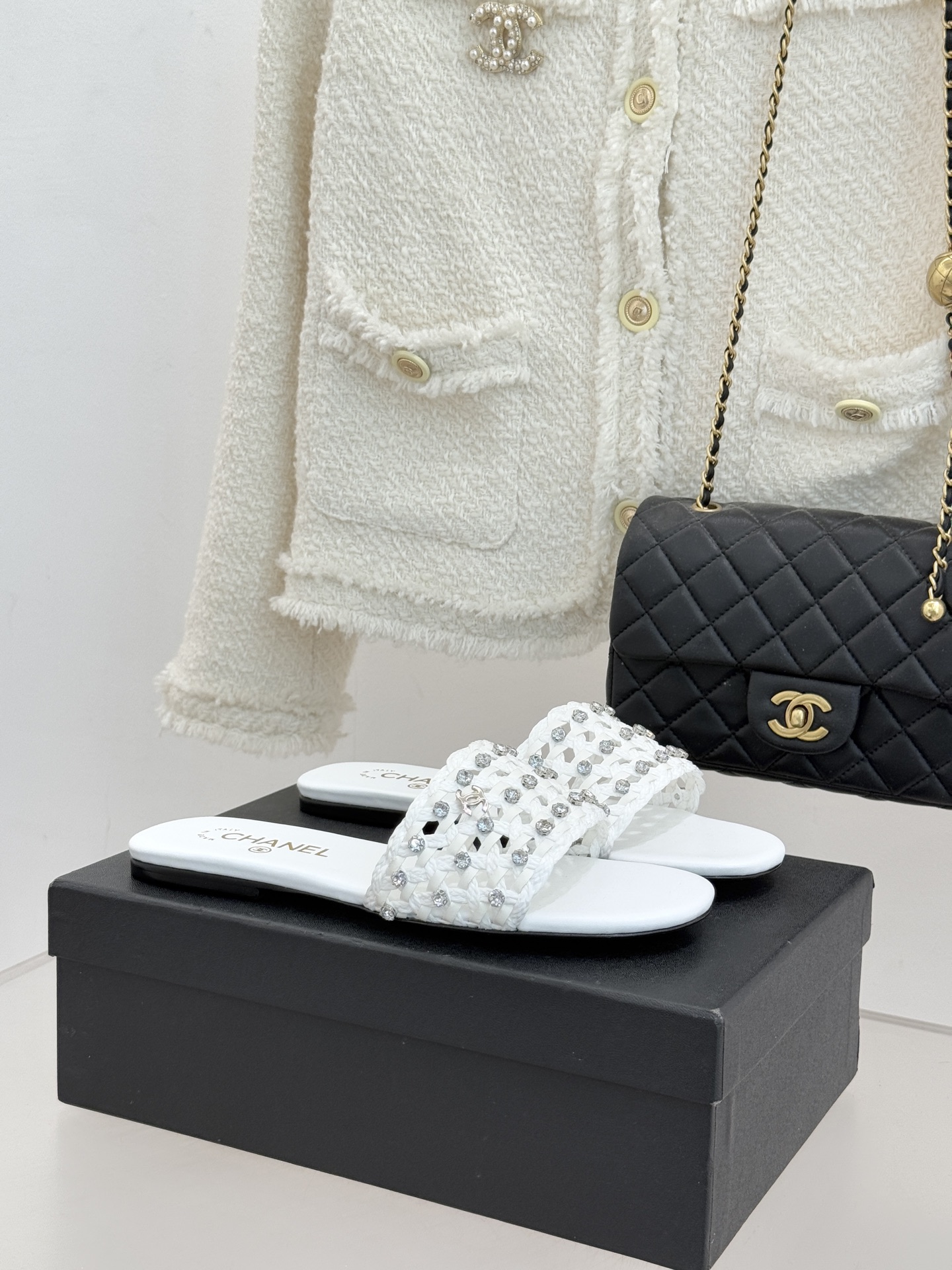 CHANE* ｜小香26C春夏新品编织双C拖鞋当双C标志遇上水钻与编织元素——这双拖鞋就是行走的高定浪漫