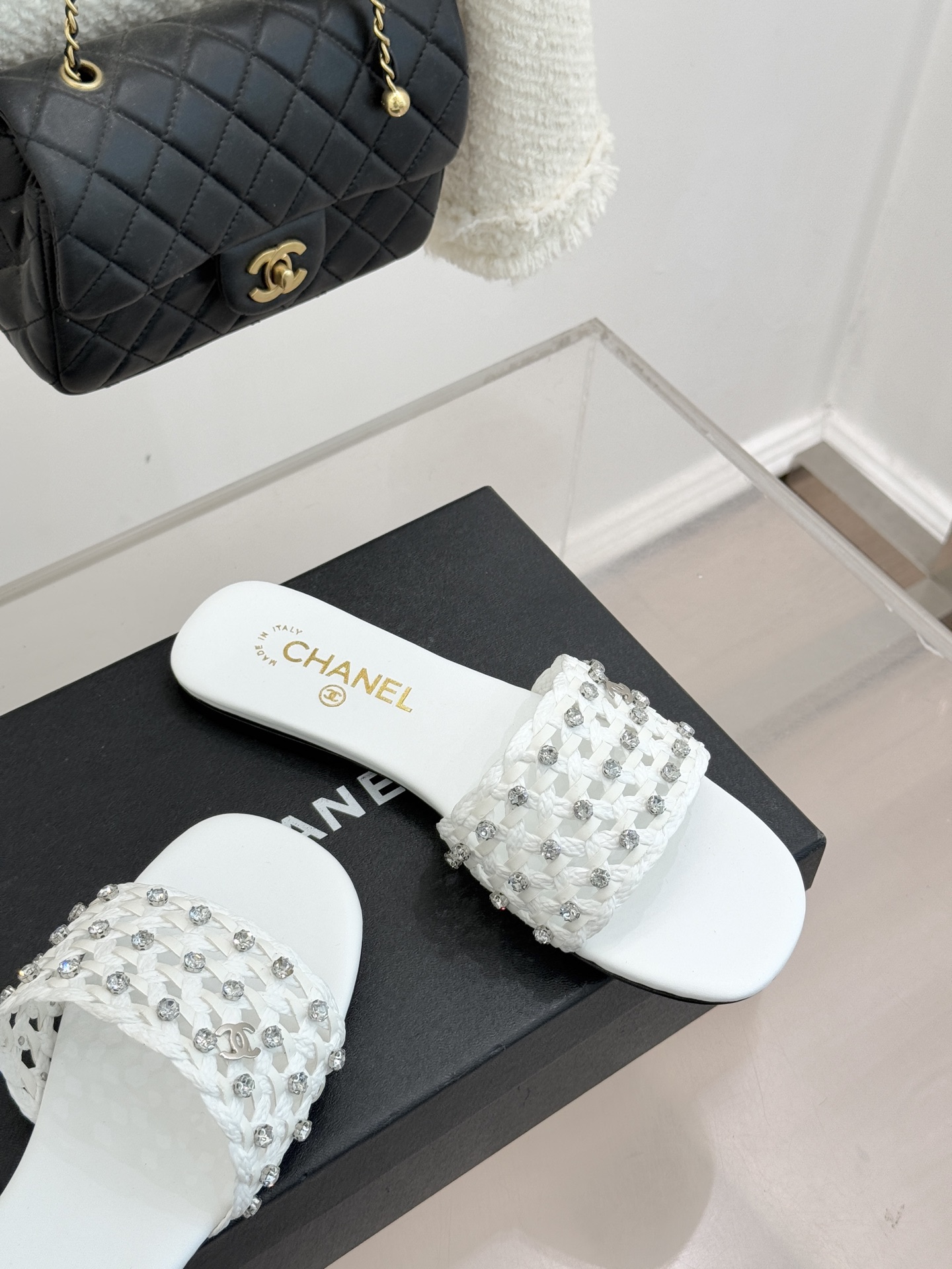 CHANE* ｜小香26C春夏新品编织双C拖鞋当双C标志遇上水钻与编织元素——这双拖鞋就是行走的高定浪漫