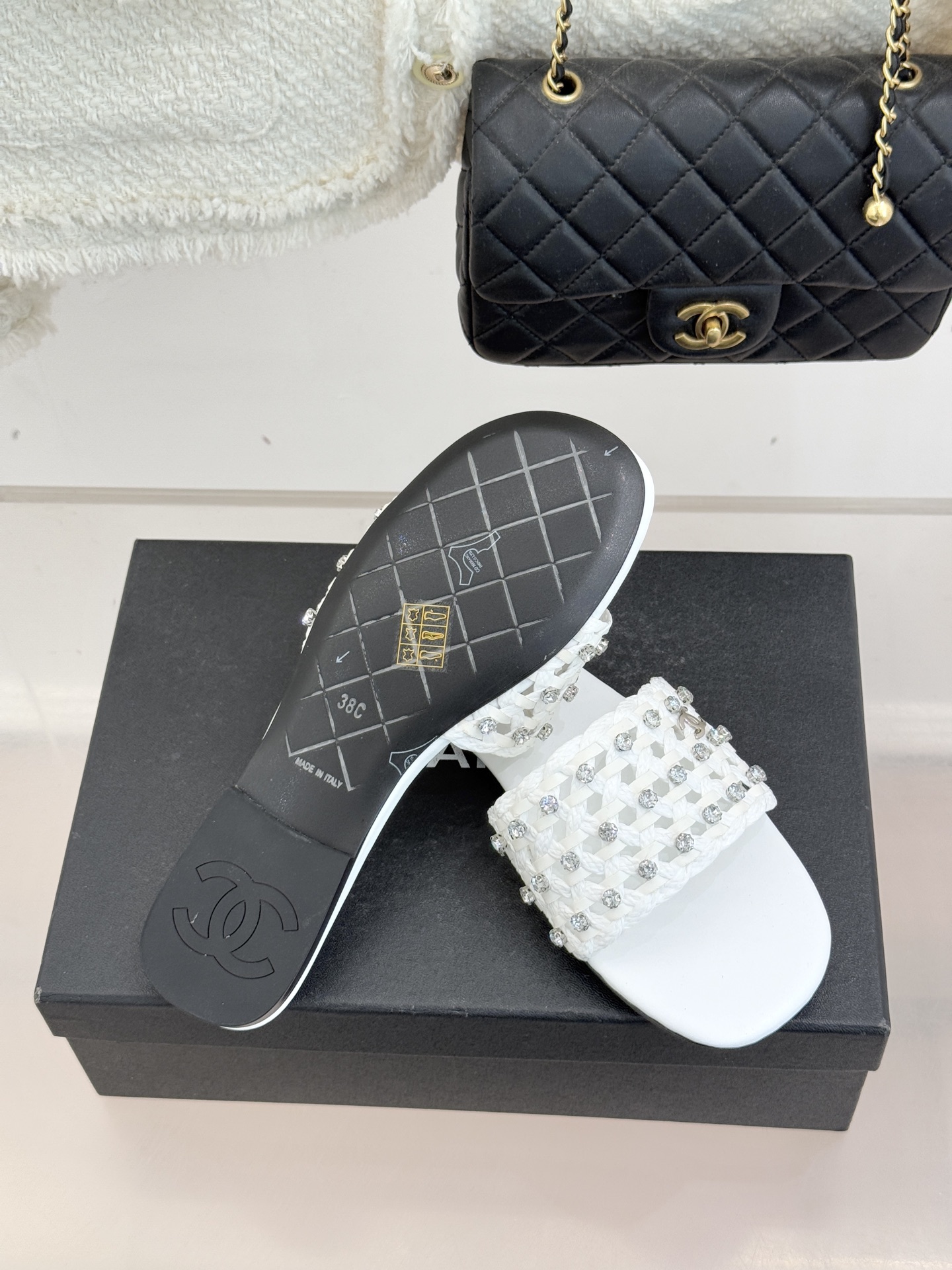 CHANE* ｜小香26C春夏新品编织双C拖鞋当双C标志遇上水钻与编织元素——这双拖鞋就是行走的高定浪漫
