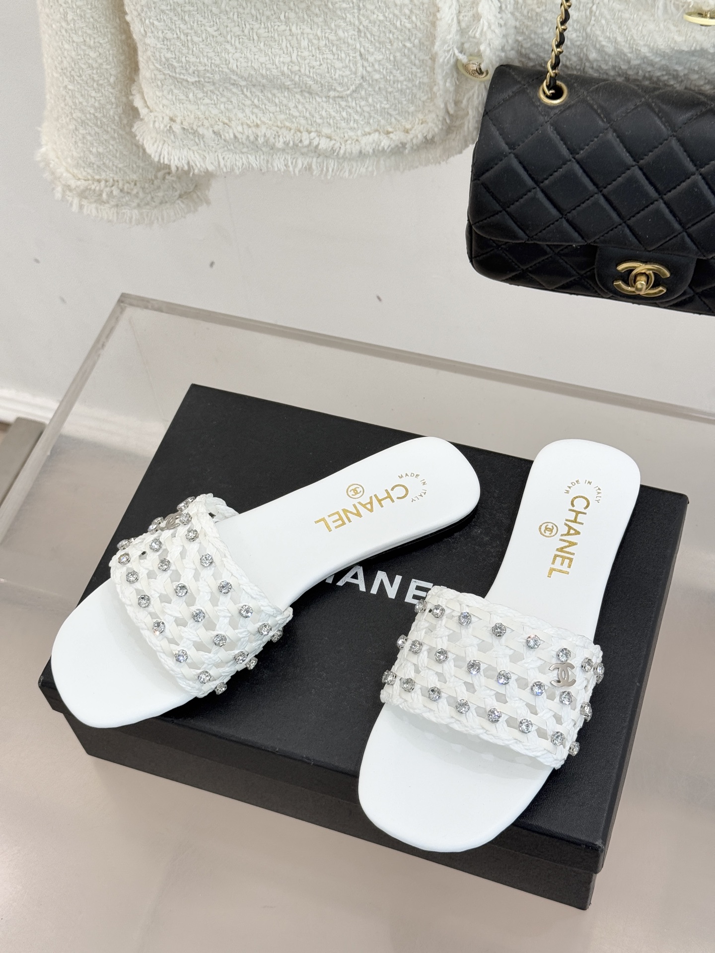 CHANE* ｜小香26C春夏新品编织双C拖鞋当双C标志遇上水钻与编织元素——这双拖鞋就是行走的高定浪漫