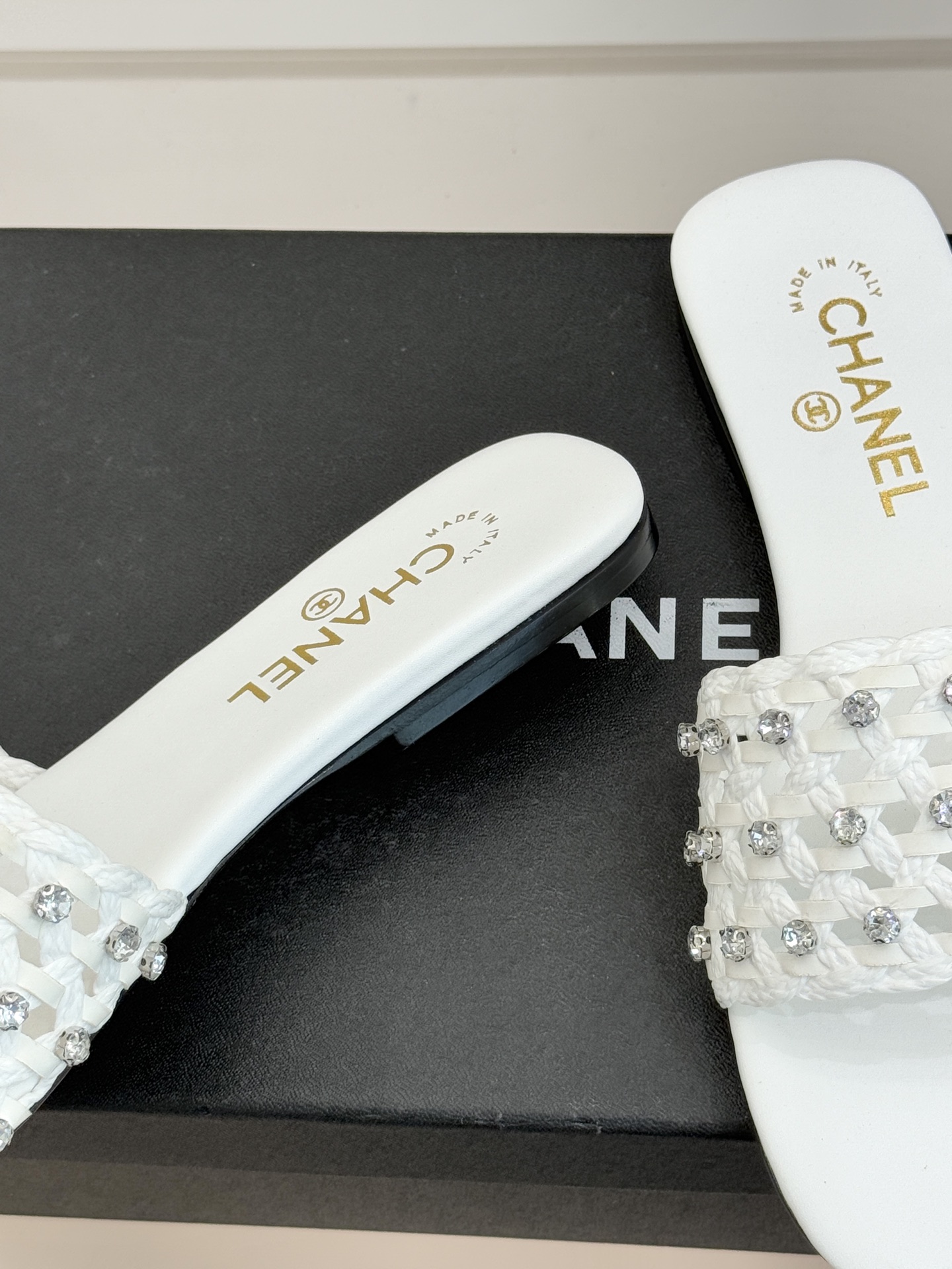 CHANE* ｜小香26C春夏新品编织双C拖鞋当双C标志遇上水钻与编织元素——这双拖鞋就是行走的高定浪漫