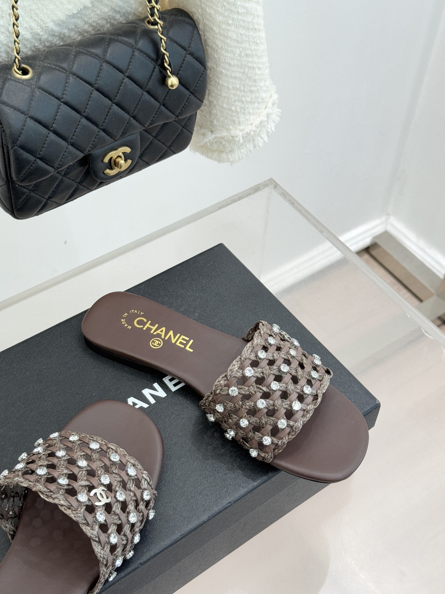 CHANE* ｜小香26C春夏新品编织双C拖鞋当双C标志遇上水钻与编织元素——这双拖鞋就是行走的高定浪漫