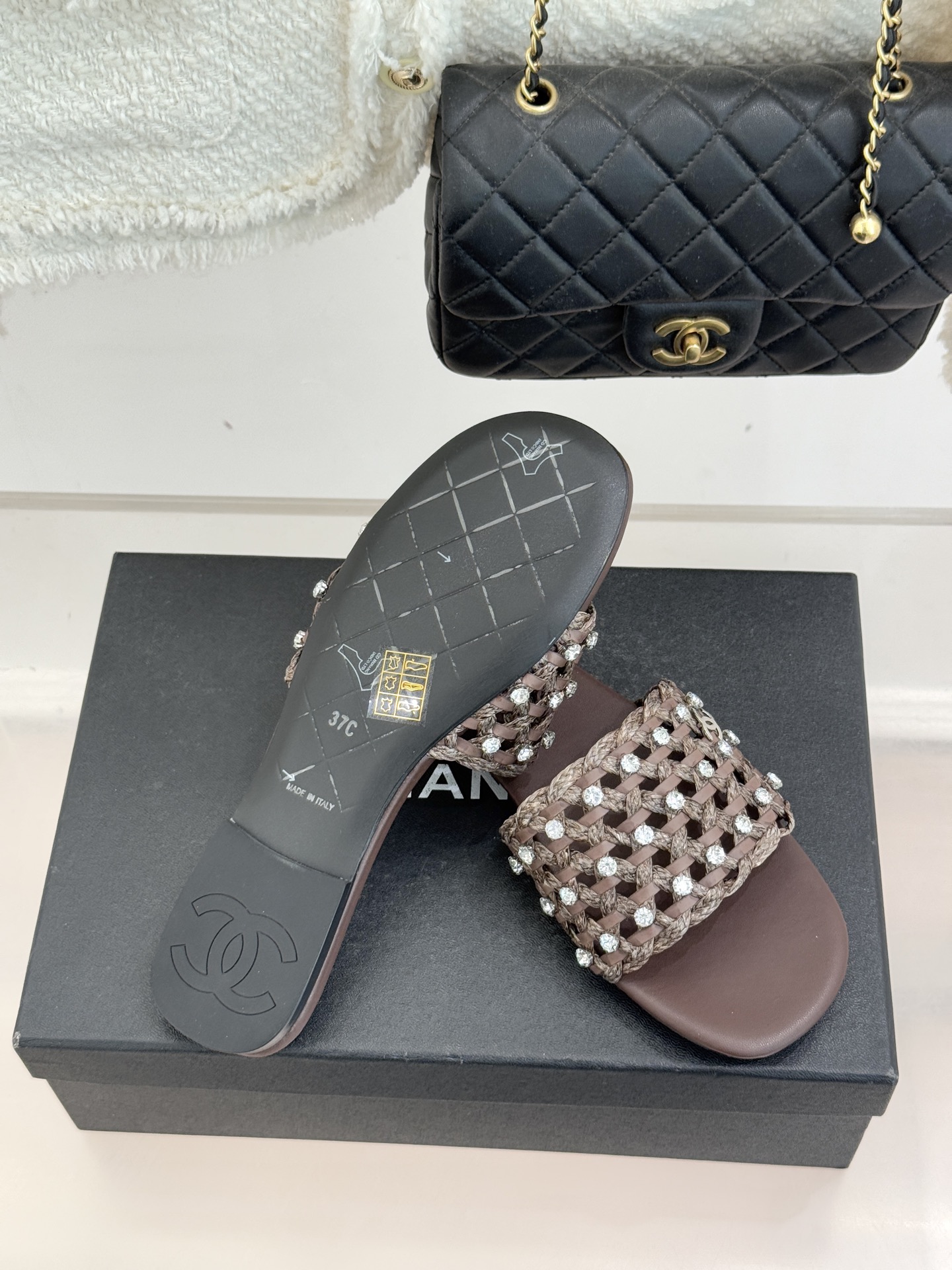 CHANE* ｜小香26C春夏新品编织双C拖鞋当双C标志遇上水钻与编织元素——这双拖鞋就是行走的高定浪漫