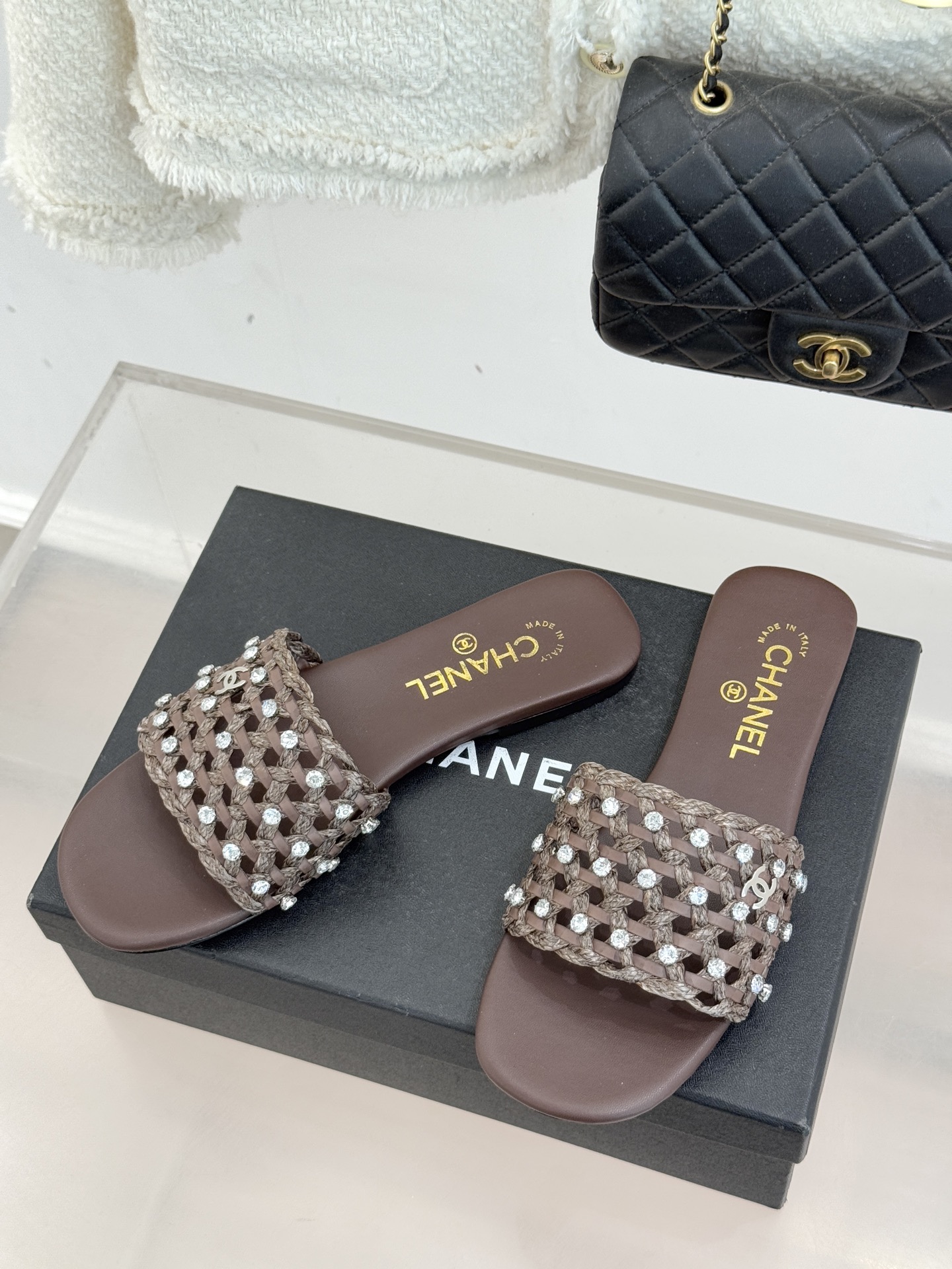 CHANE* ｜小香26C春夏新品编织双C拖鞋当双C标志遇上水钻与编织元素——这双拖鞋就是行走的高定浪漫