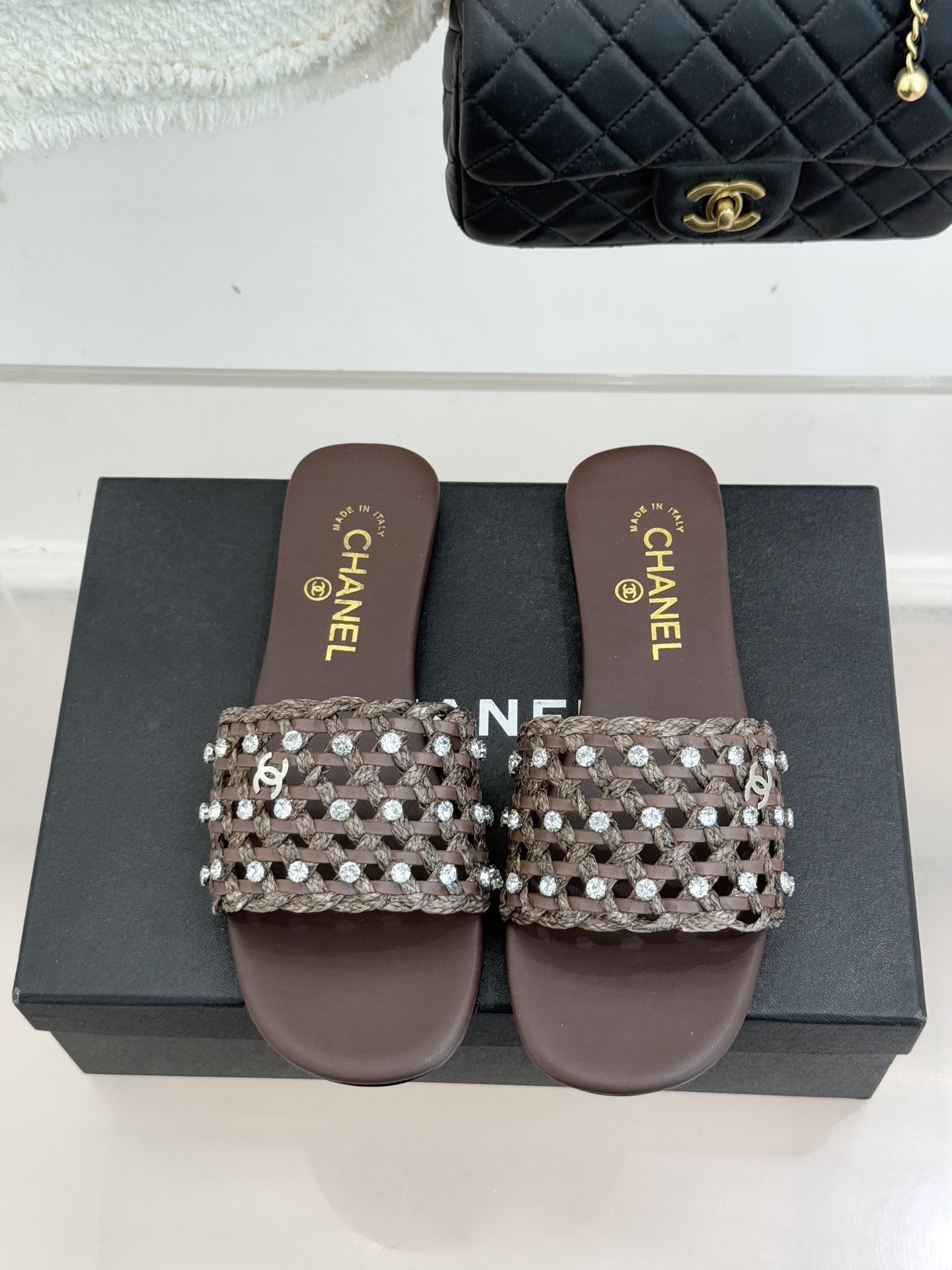 CHANE* ｜小香26C春夏新品编织双C拖鞋当双C标志遇上水钻与编织元素——这双拖鞋就是行走的高定浪漫