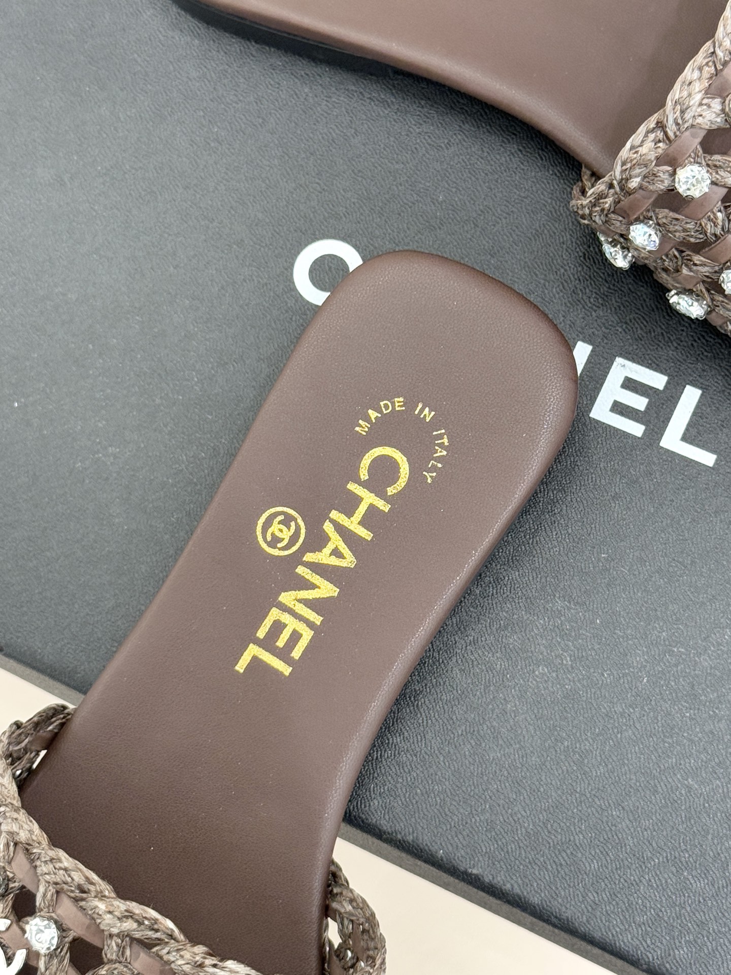 CHANE* ｜小香26C春夏新品编织双C拖鞋当双C标志遇上水钻与编织元素——这双拖鞋就是行走的高定浪漫