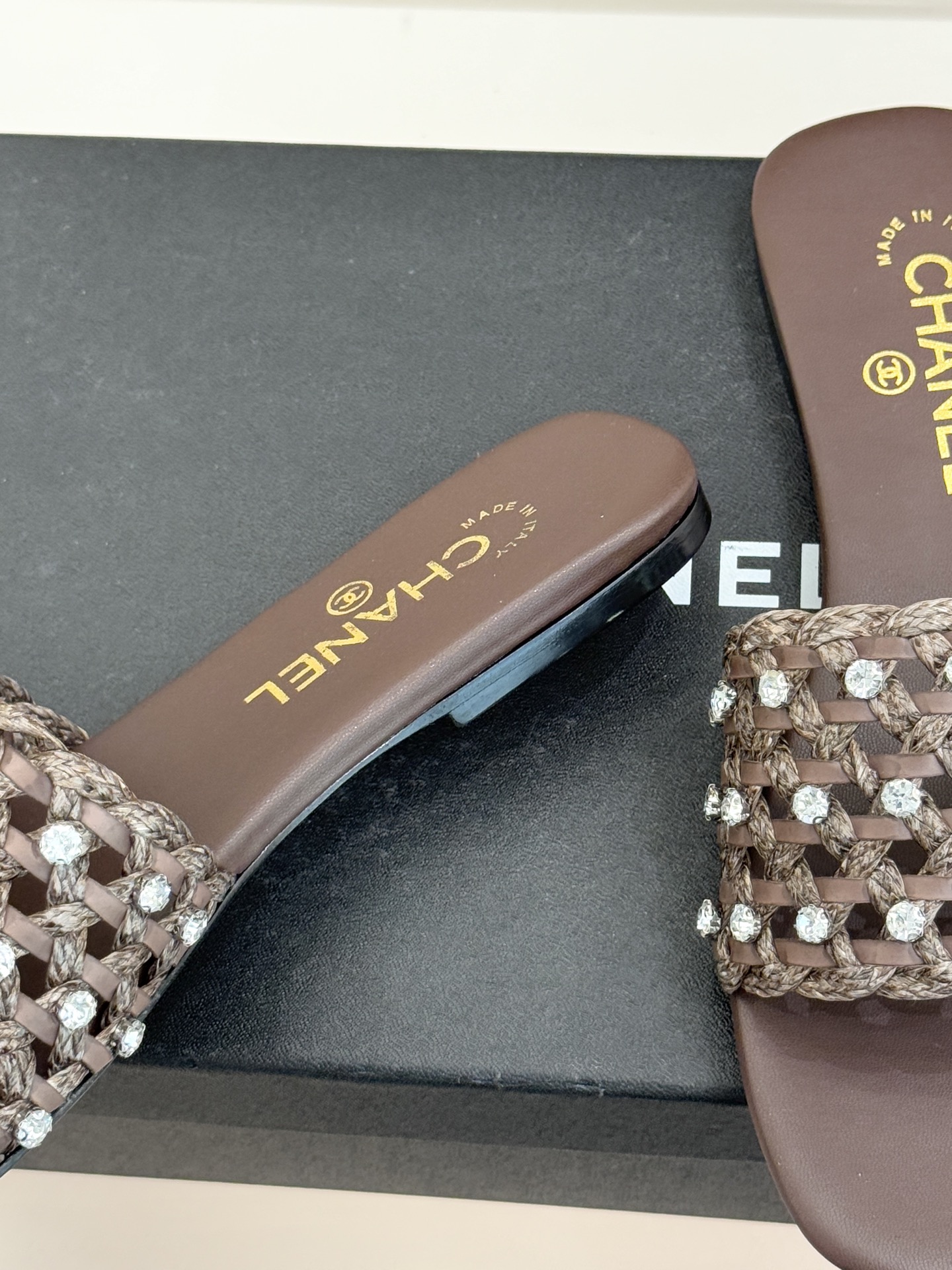 CHANE* ｜小香26C春夏新品编织双C拖鞋当双C标志遇上水钻与编织元素——这双拖鞋就是行走的高定浪漫