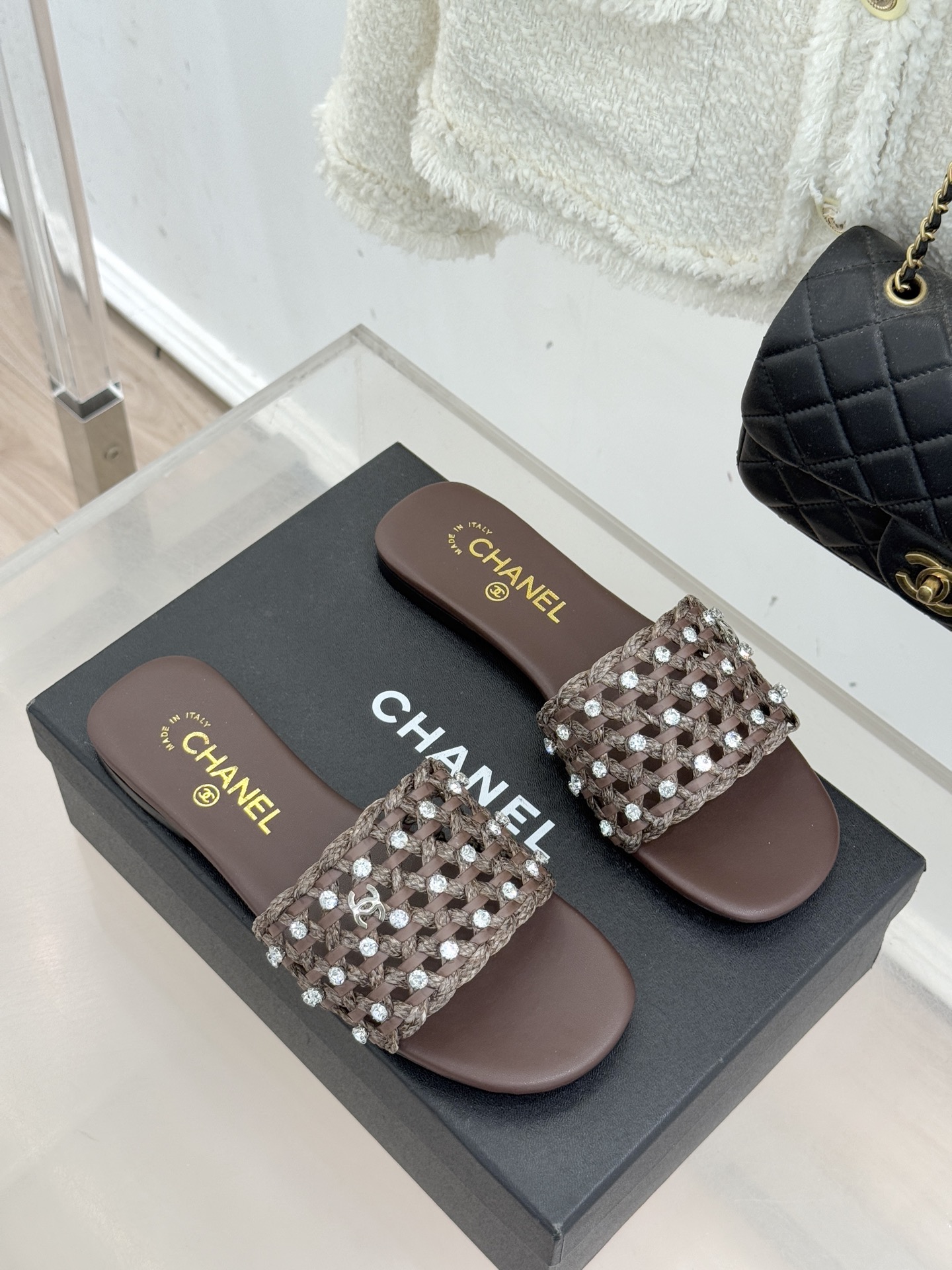 CHANE* ｜小香26C春夏新品编织双C拖鞋当双C标志遇上水钻与编织元素——这双拖鞋就是行走的高定浪漫