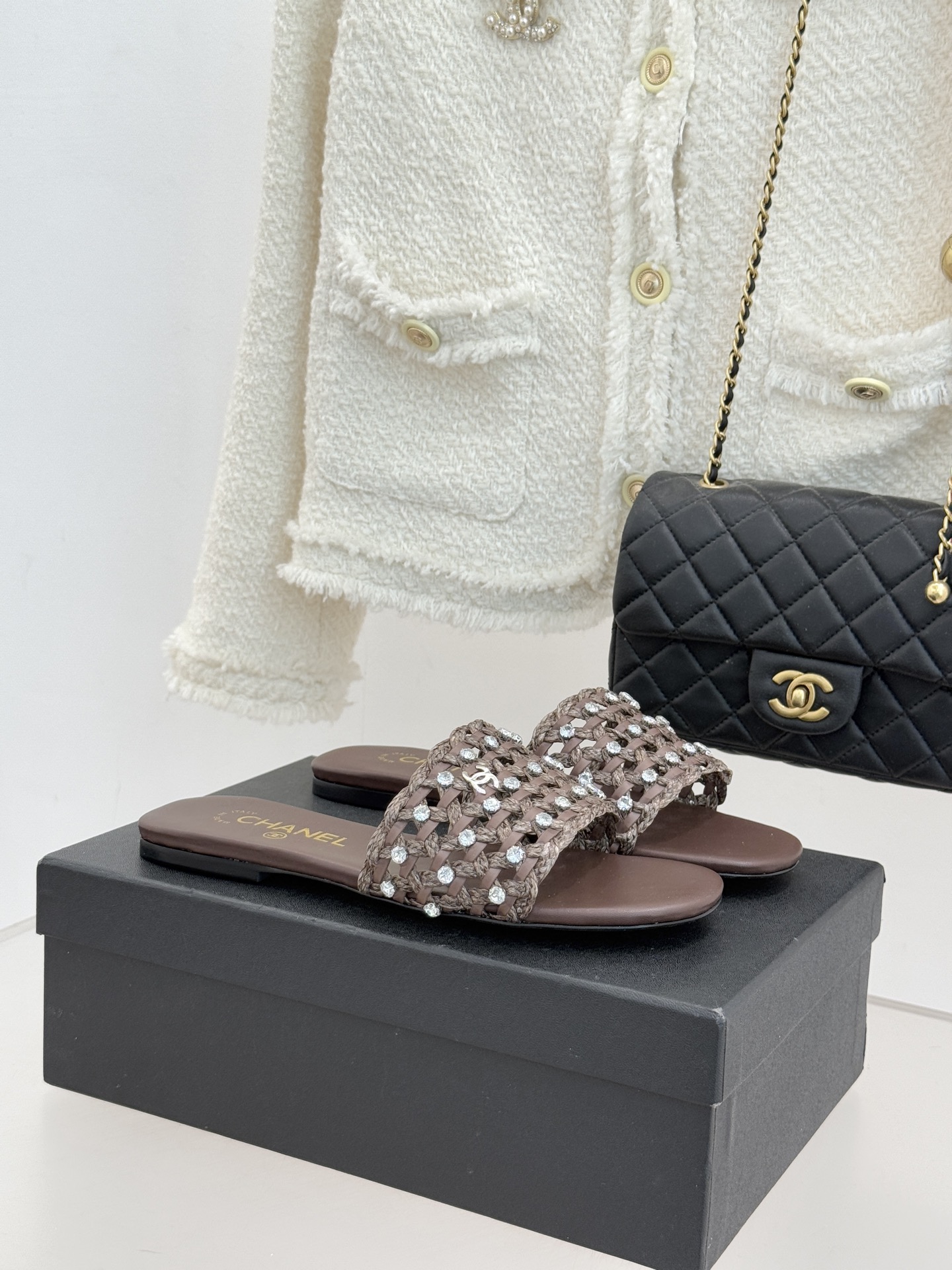 CHANE* ｜小香26C春夏新品编织双C拖鞋当双C标志遇上水钻与编织元素——这双拖鞋就是行走的高定浪漫