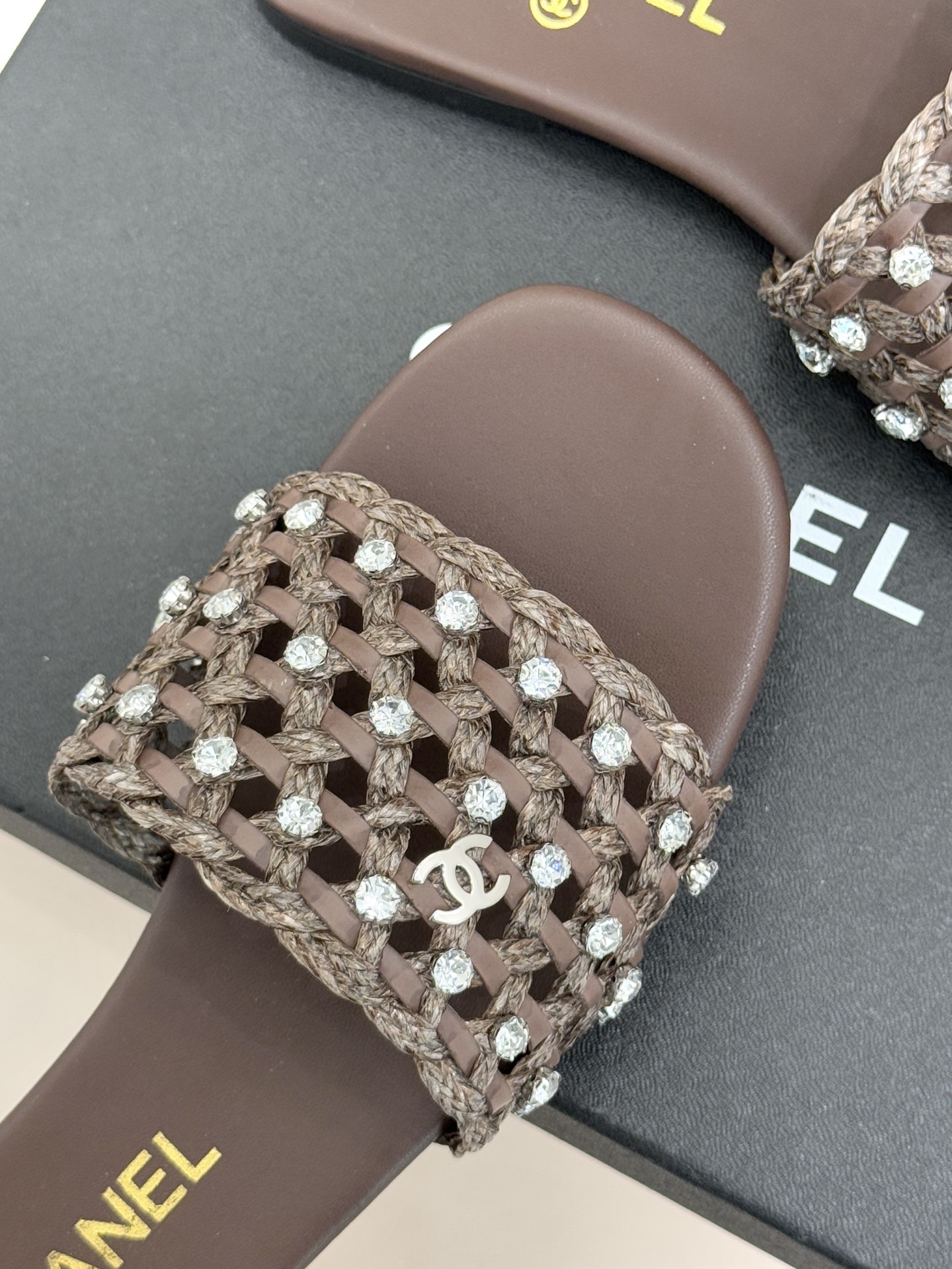 CHANE* ｜小香26C春夏新品编织双C拖鞋当双C标志遇上水钻与编织元素——这双拖鞋就是行走的高定浪漫