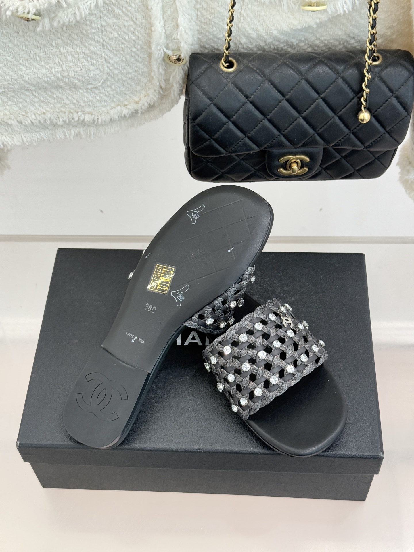 CHANE* ｜小香26C春夏新品编织双C拖鞋当双C标志遇上水钻与编织元素——这双拖鞋就是行走的高定浪漫