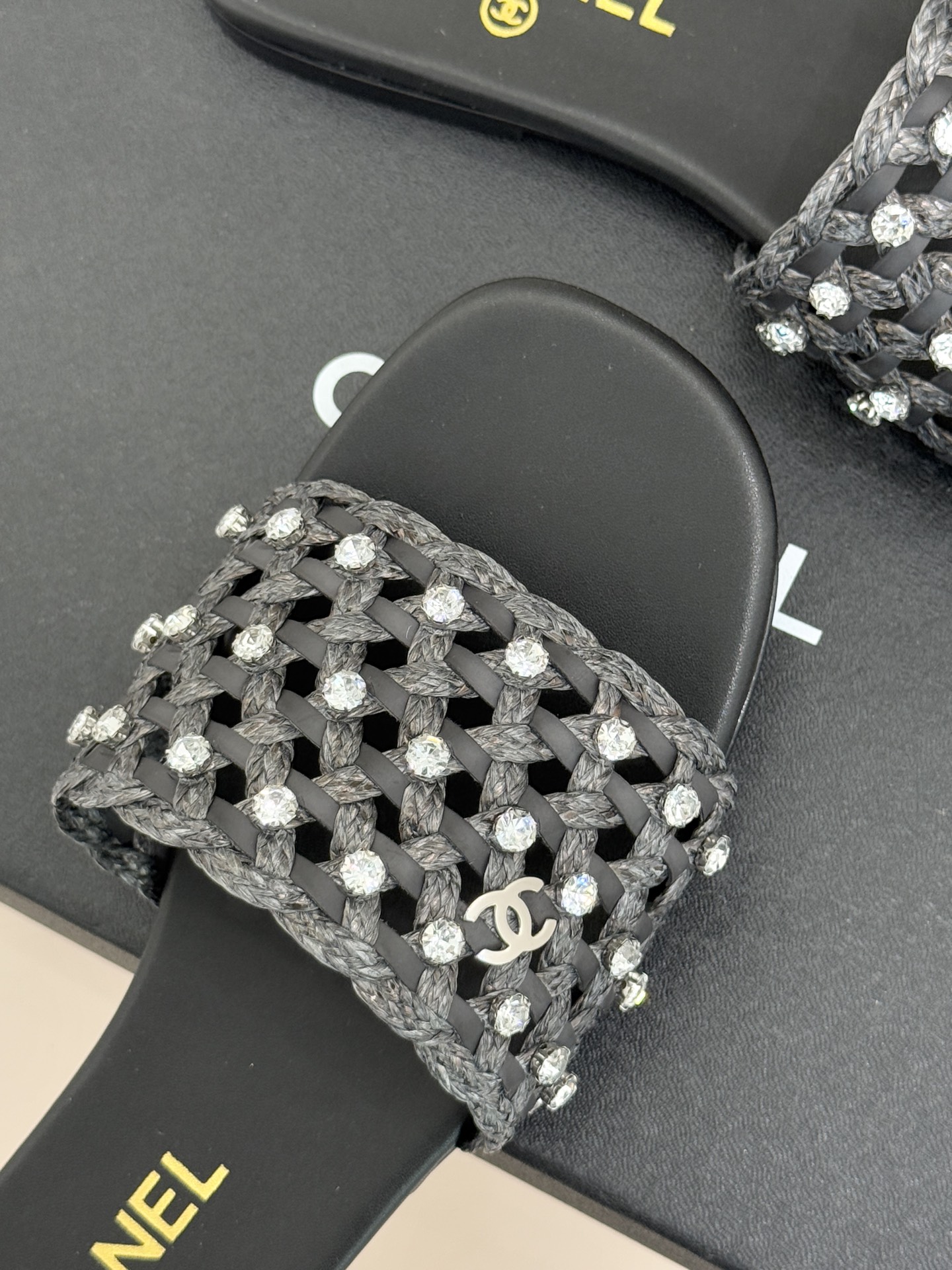CHANE* ｜小香26C春夏新品编织双C拖鞋当双C标志遇上水钻与编织元素——这双拖鞋就是行走的高定浪漫