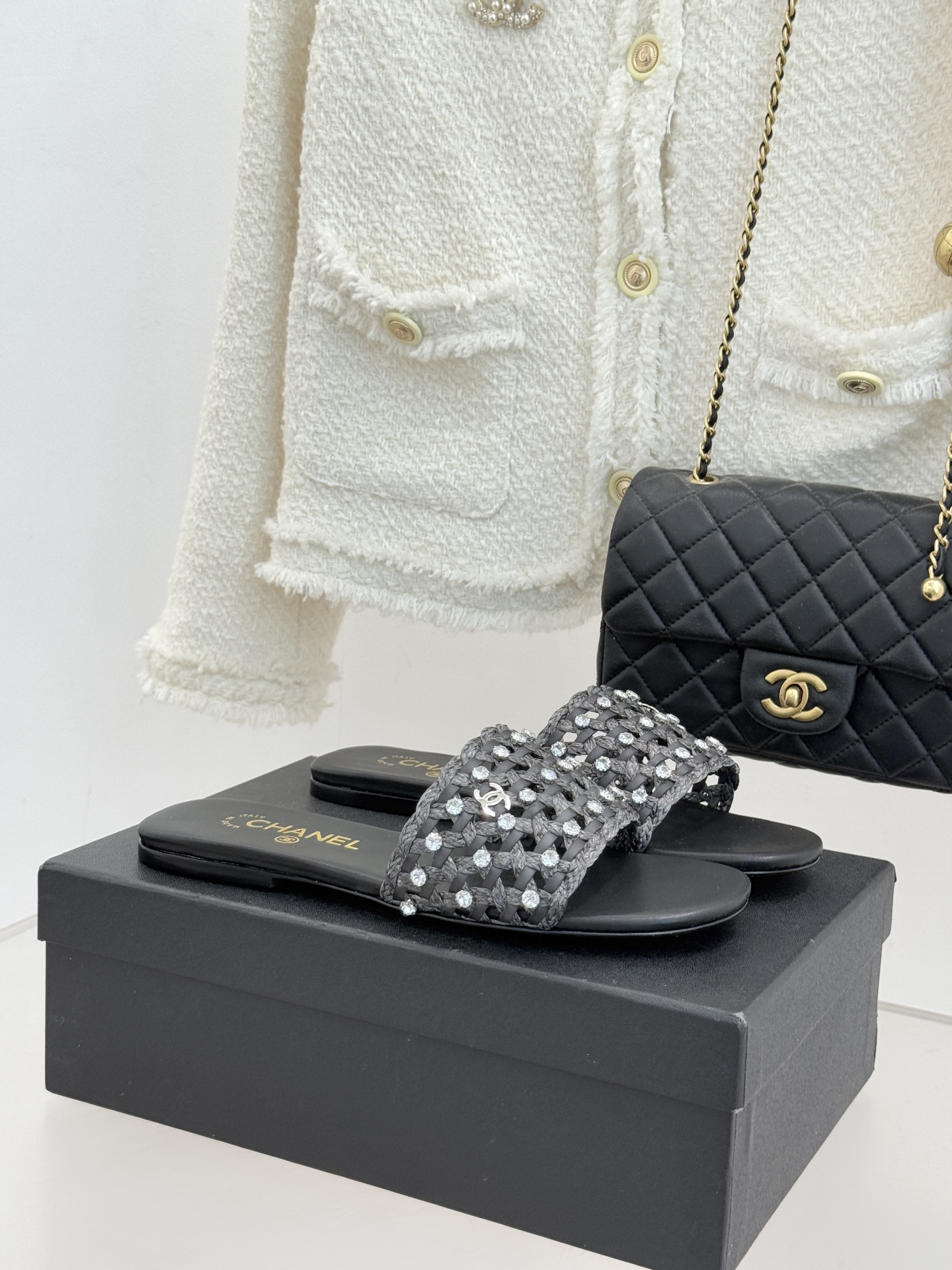 CHANE* ｜小香26C春夏新品编织双C拖鞋当双C标志遇上水钻与编织元素——这双拖鞋就是行走的高定浪漫