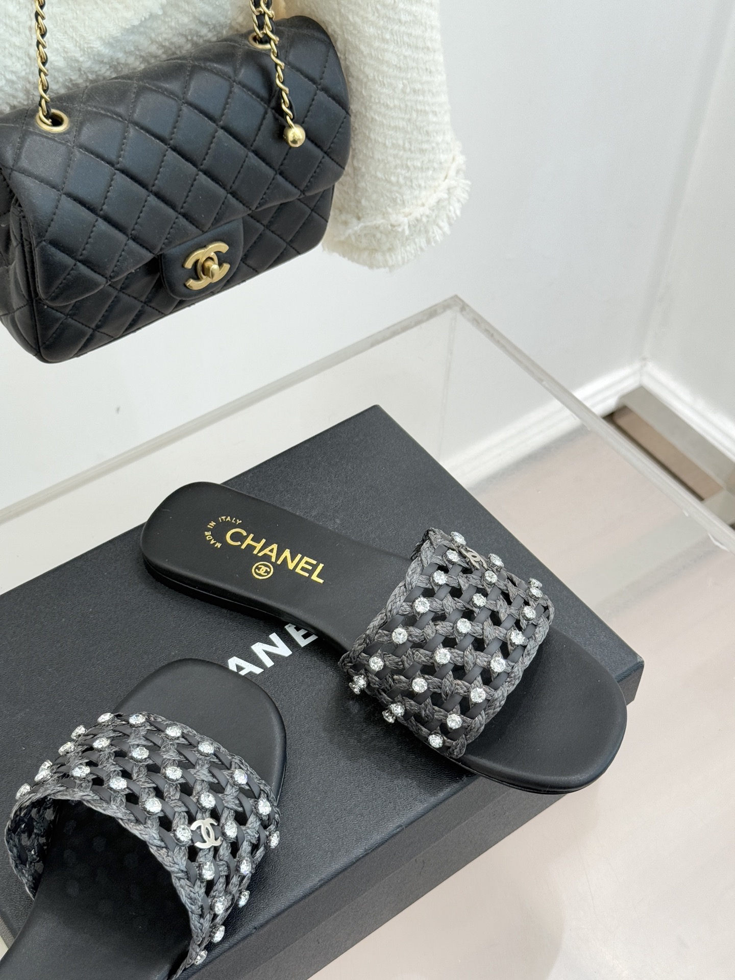 CHANE* ｜小香26C春夏新品编织双C拖鞋当双C标志遇上水钻与编织元素——这双拖鞋就是行走的高定浪漫