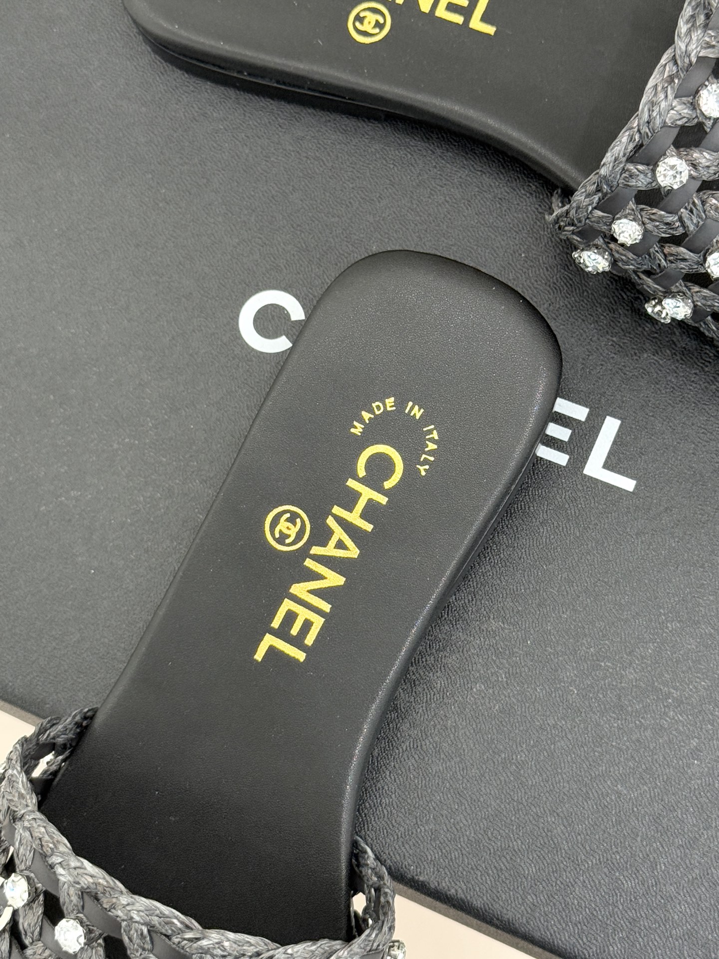 CHANE* ｜小香26C春夏新品编织双C拖鞋当双C标志遇上水钻与编织元素——这双拖鞋就是行走的高定浪漫