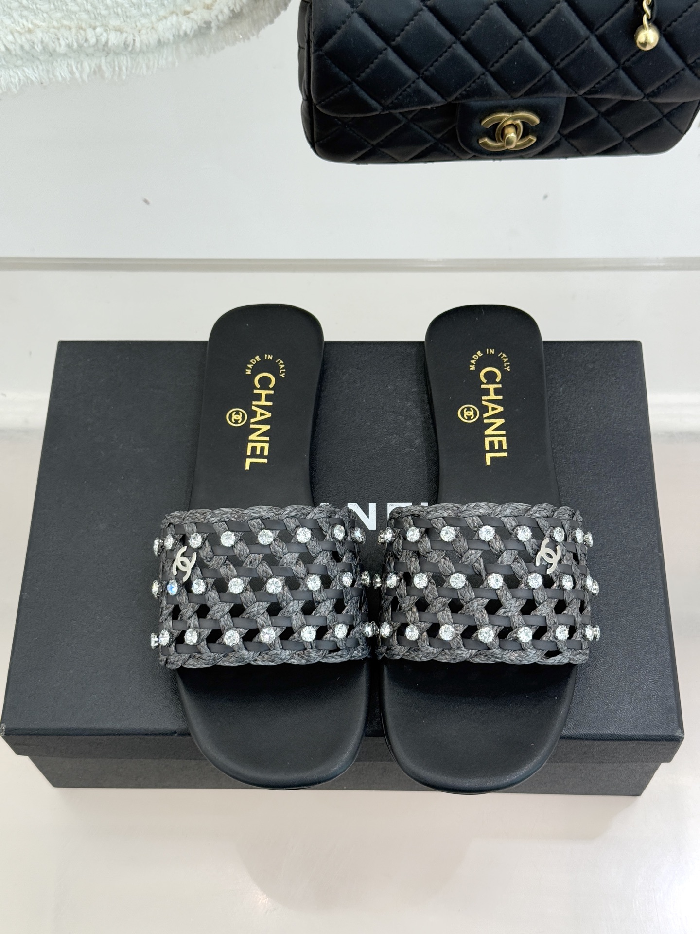 CHANE* ｜小香26C春夏新品编织双C拖鞋当双C标志遇上水钻与编织元素——这双拖鞋就是行走的高定浪漫