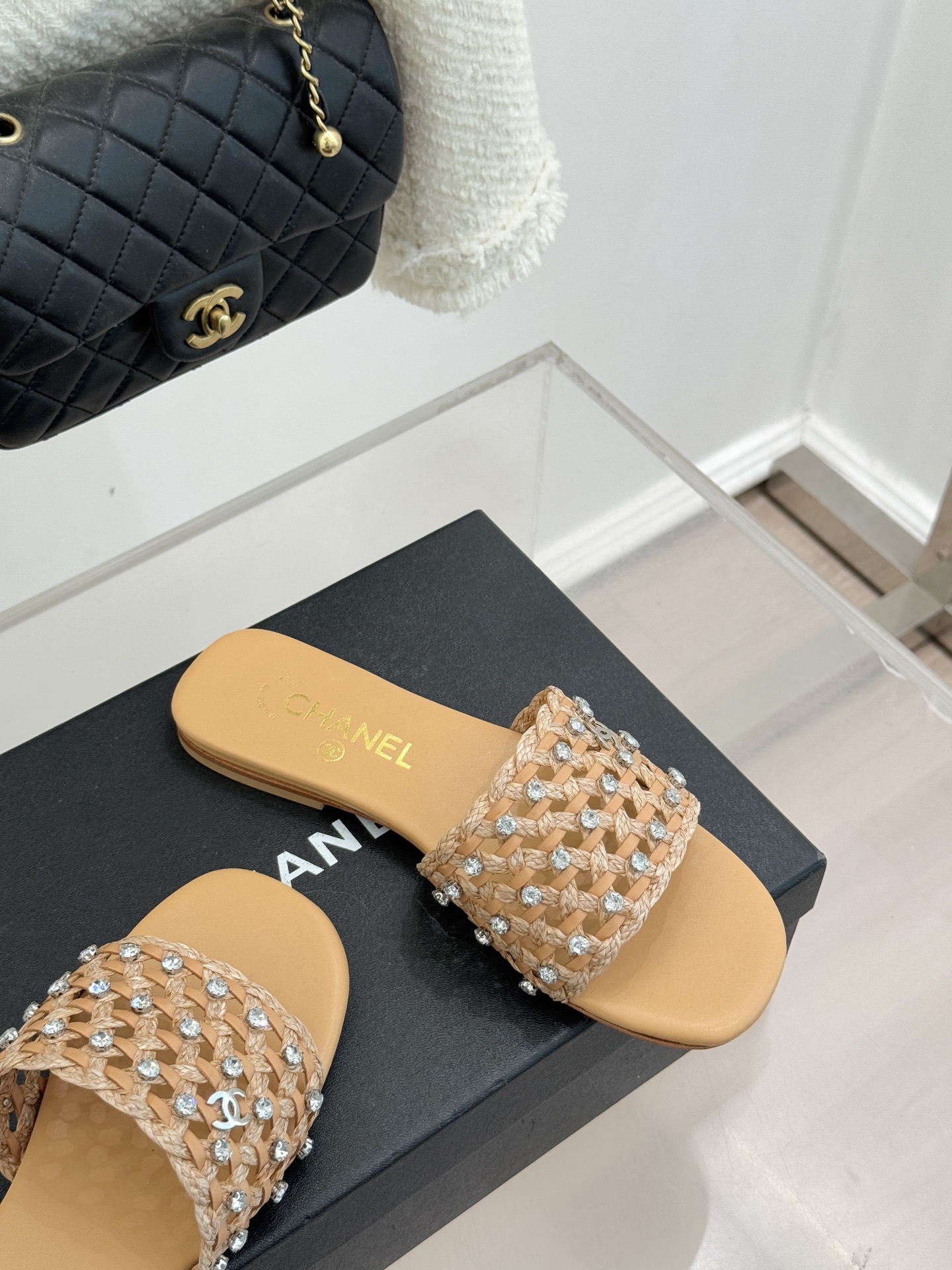 CHANE* ｜小香26C春夏新品编织双C拖鞋当双C标志遇上水钻与编织元素——这双拖鞋就是行走的高定浪漫