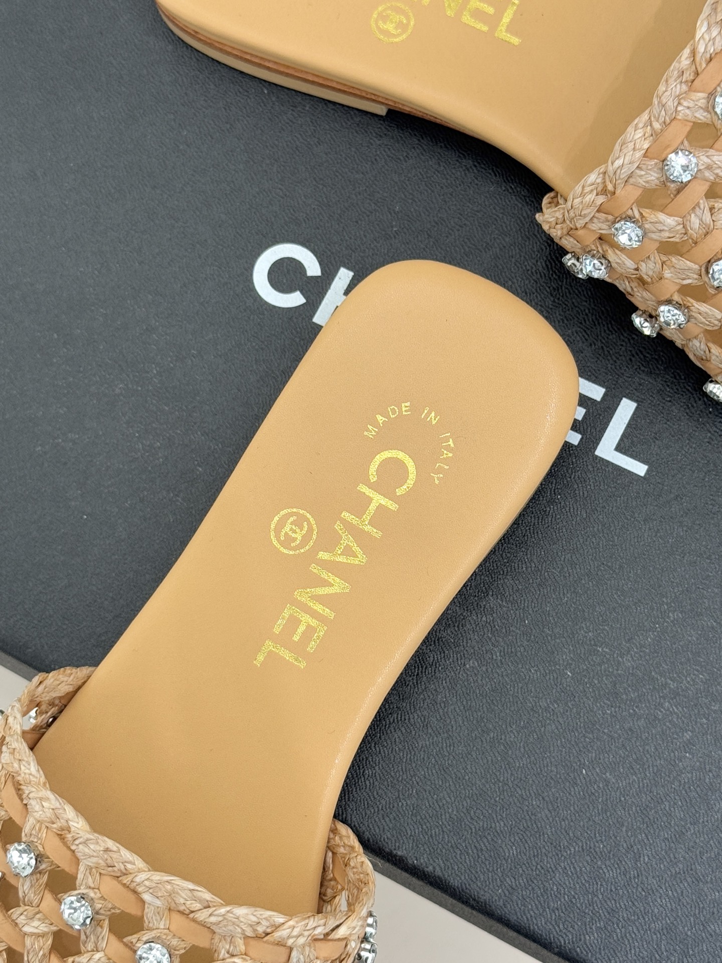 CHANE* ｜小香26C春夏新品编织双C拖鞋当双C标志遇上水钻与编织元素——这双拖鞋就是行走的高定浪漫