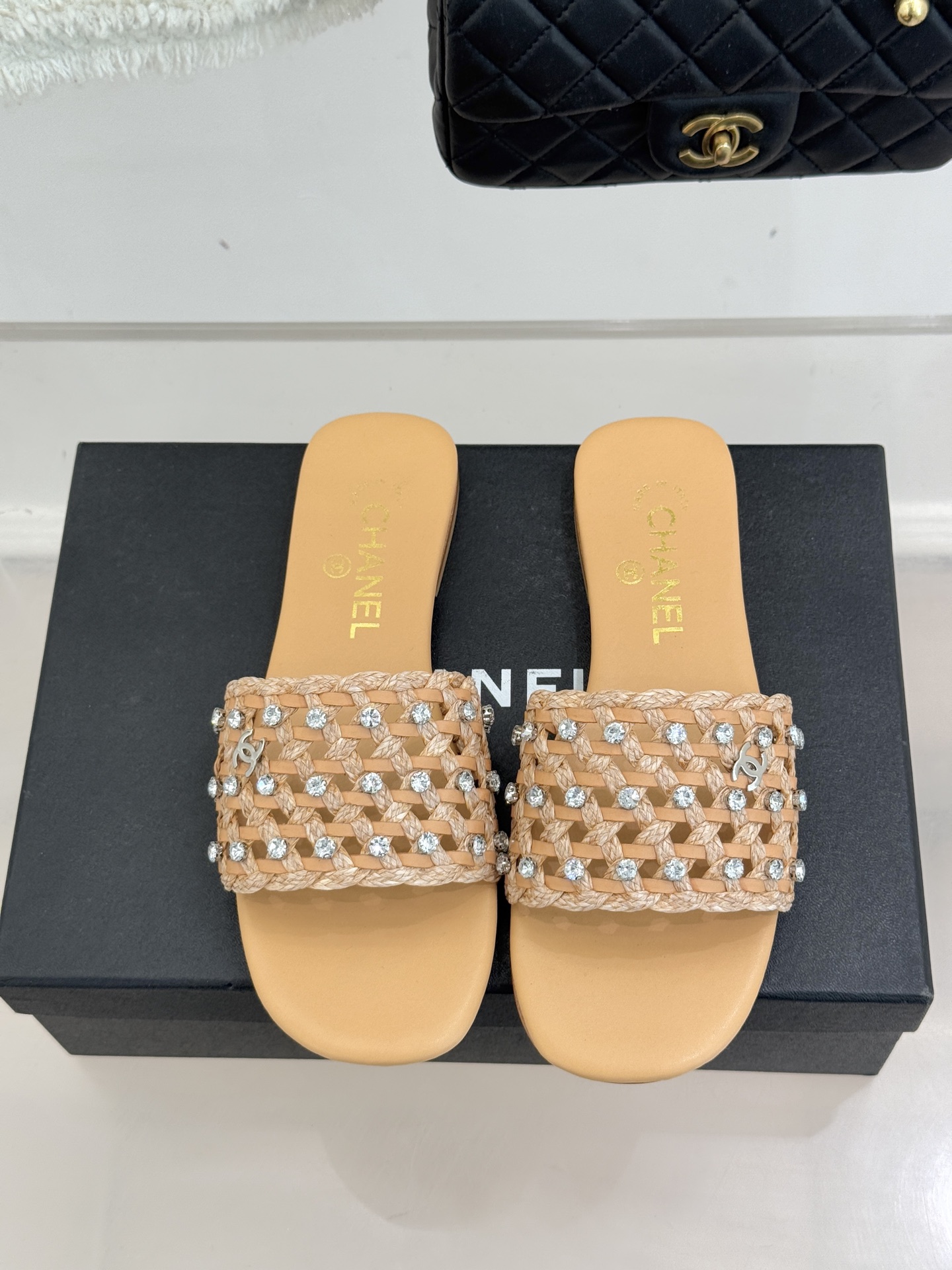 CHANE* ｜小香26C春夏新品编织双C拖鞋当双C标志遇上水钻与编织元素——这双拖鞋就是行走的高定浪漫