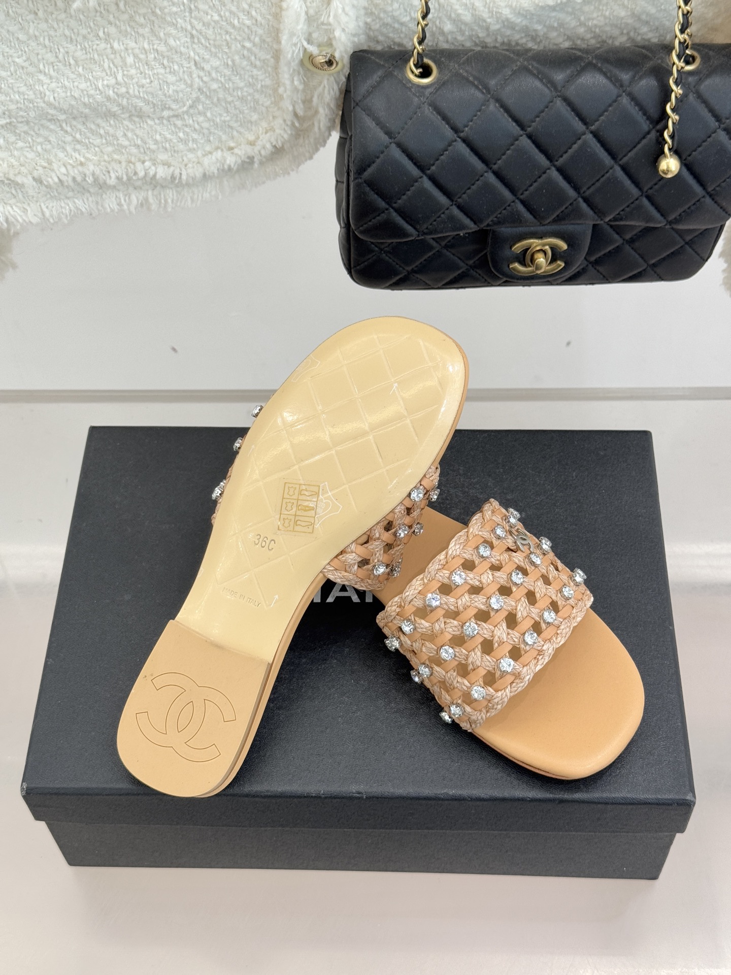CHANE* ｜小香26C春夏新品编织双C拖鞋当双C标志遇上水钻与编织元素——这双拖鞋就是行走的高定浪漫