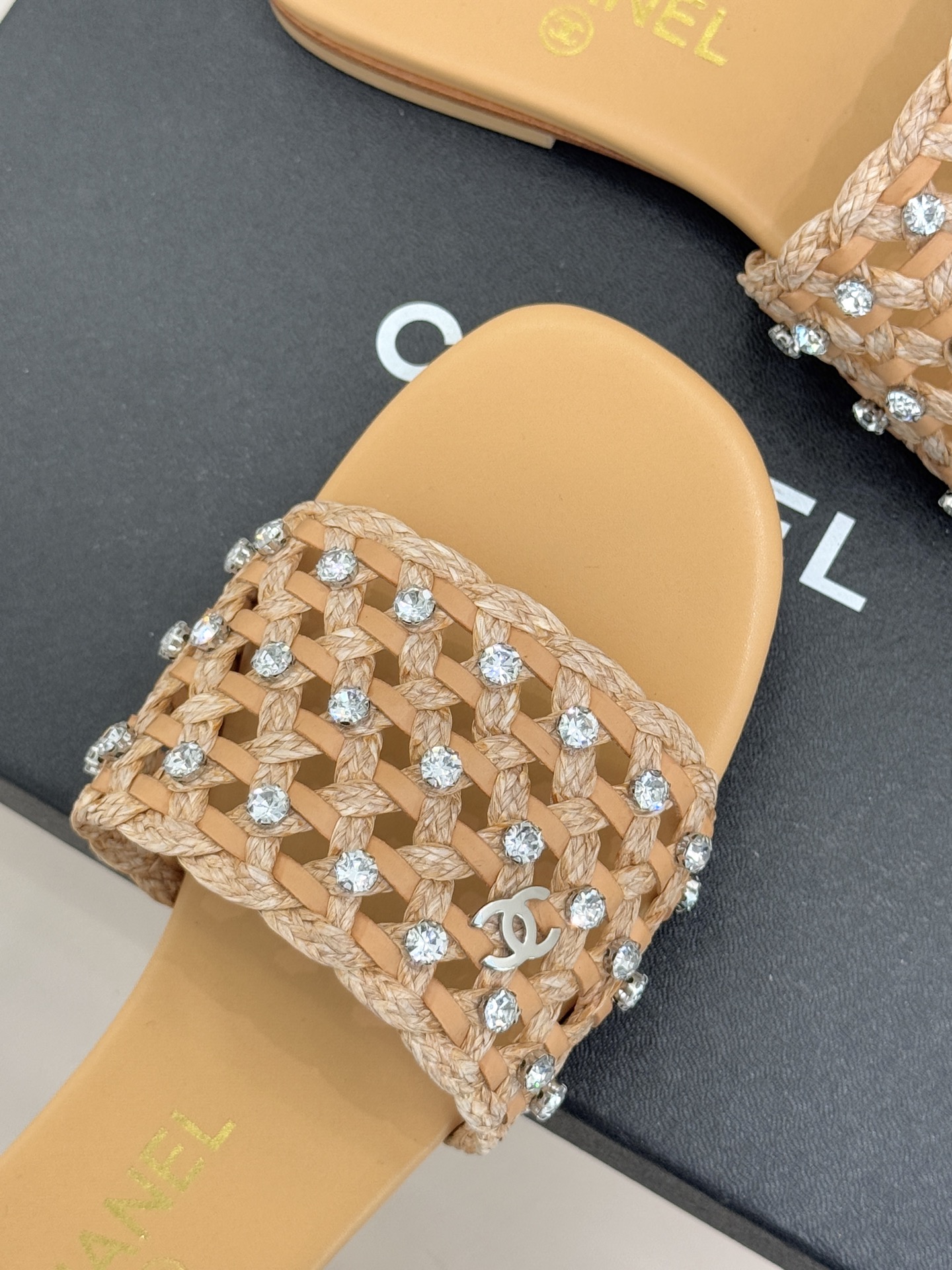 CHANE* ｜小香26C春夏新品编织双C拖鞋当双C标志遇上水钻与编织元素——这双拖鞋就是行走的高定浪漫