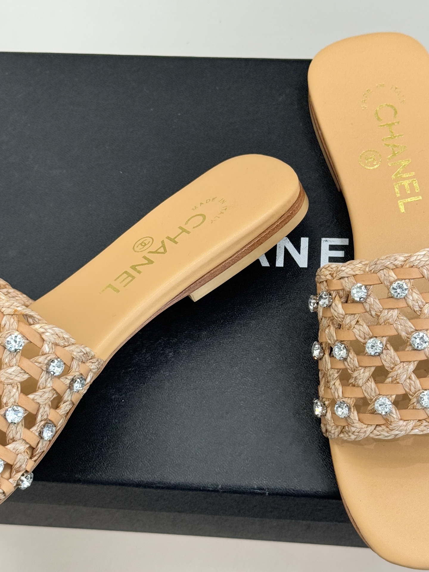 CHANE* ｜小香26C春夏新品编织双C拖鞋当双C标志遇上水钻与编织元素——这双拖鞋就是行走的高定浪漫