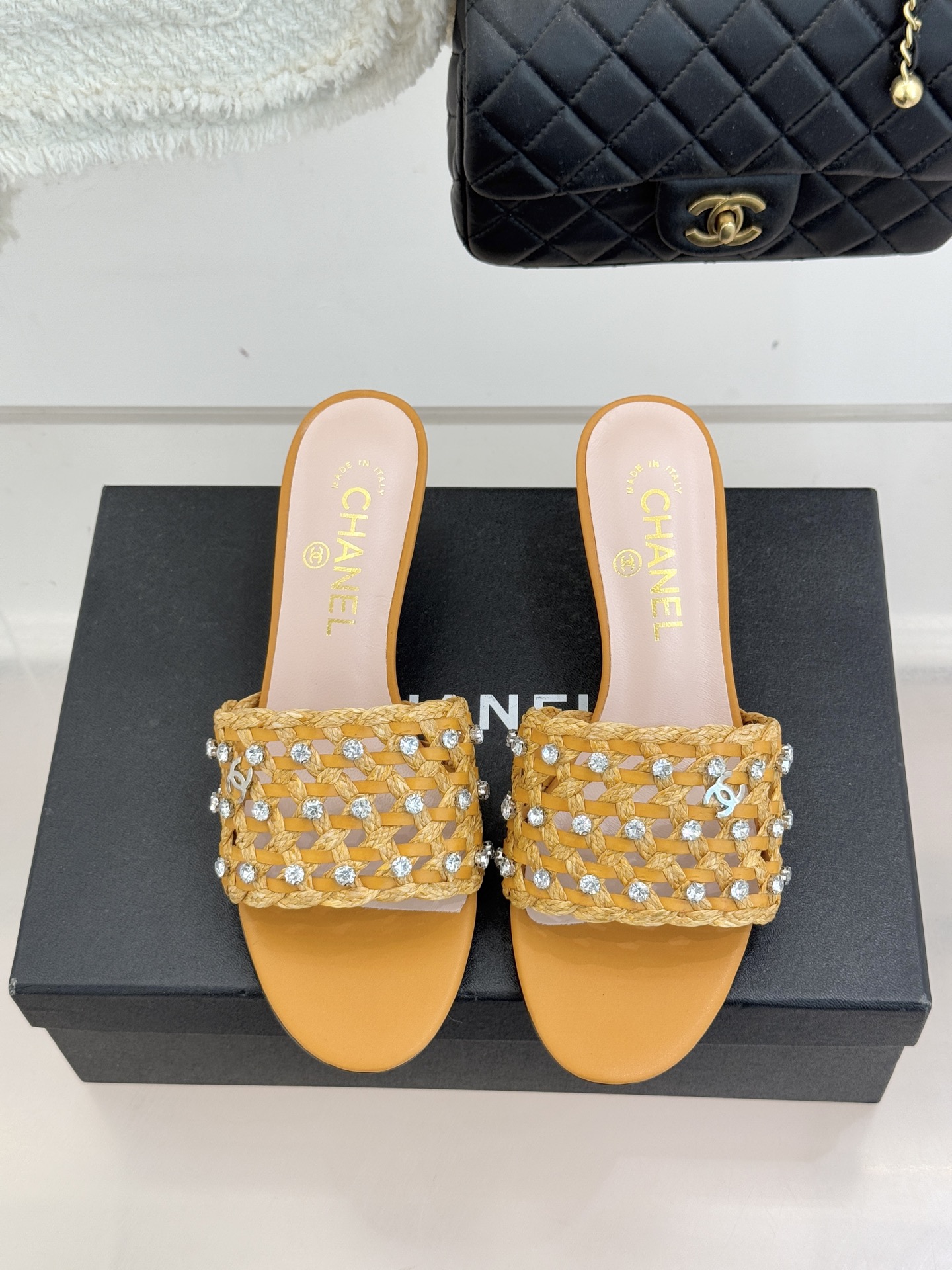 CHANE* ｜小香26C春夏新品编织双C拖鞋当双C标志遇上水钻与编织元素——这双拖鞋就是行走的高定浪漫