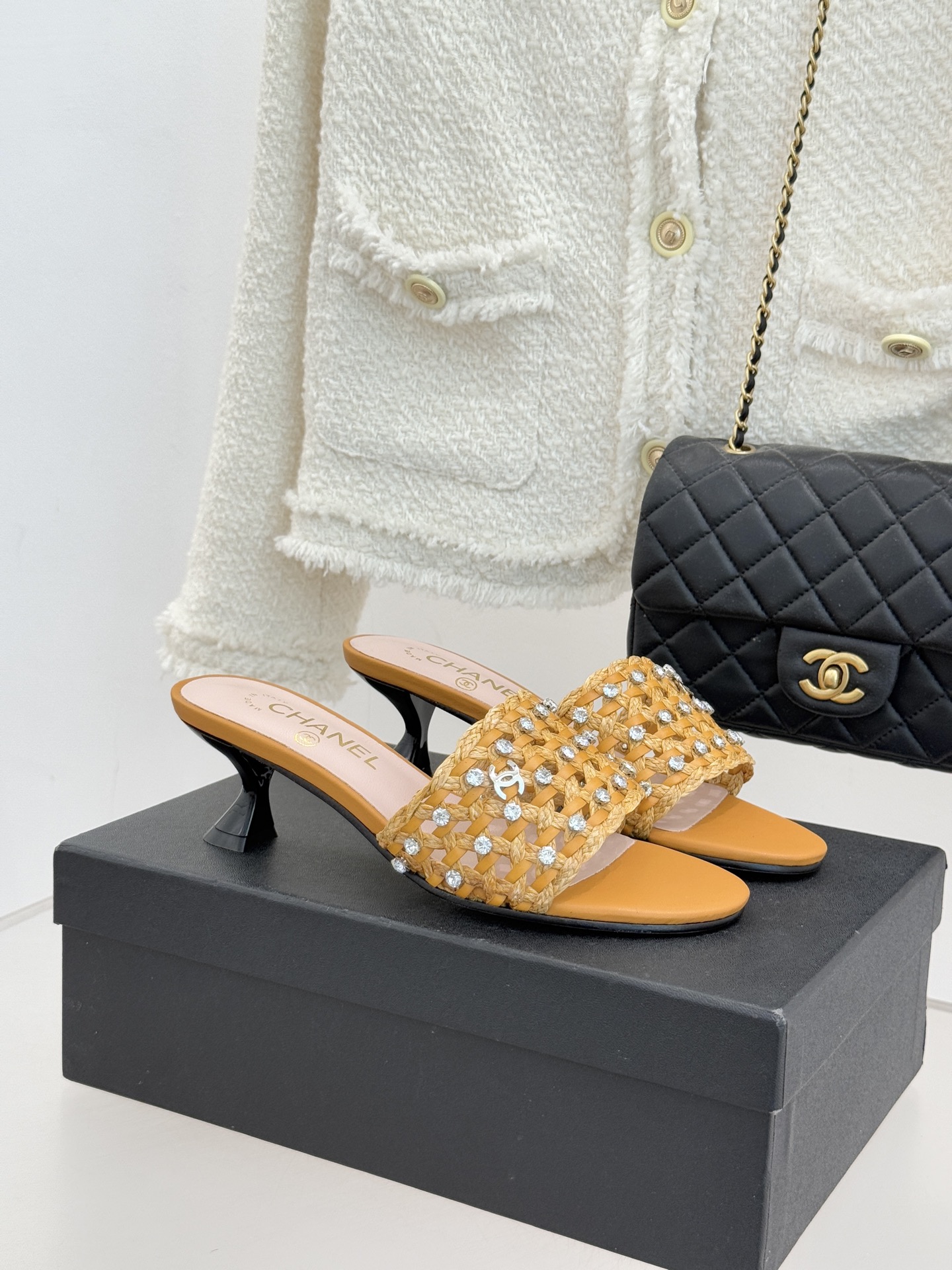 CHANE* ｜小香26C春夏新品编织双C拖鞋当双C标志遇上水钻与编织元素——这双拖鞋就是行走的高定浪漫