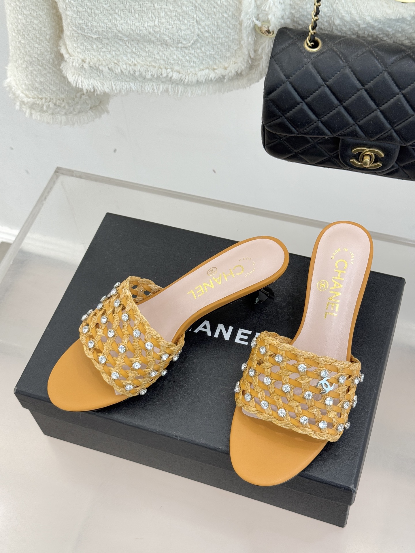 CHANE* ｜小香26C春夏新品编织双C拖鞋当双C标志遇上水钻与编织元素——这双拖鞋就是行走的高定浪漫