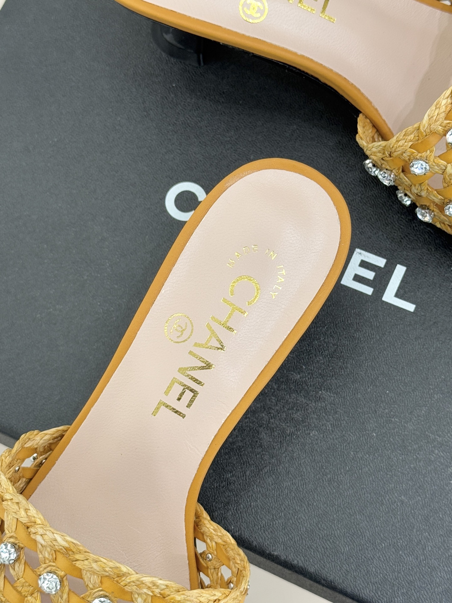 CHANE* ｜小香26C春夏新品编织双C拖鞋当双C标志遇上水钻与编织元素——这双拖鞋就是行走的高定浪漫