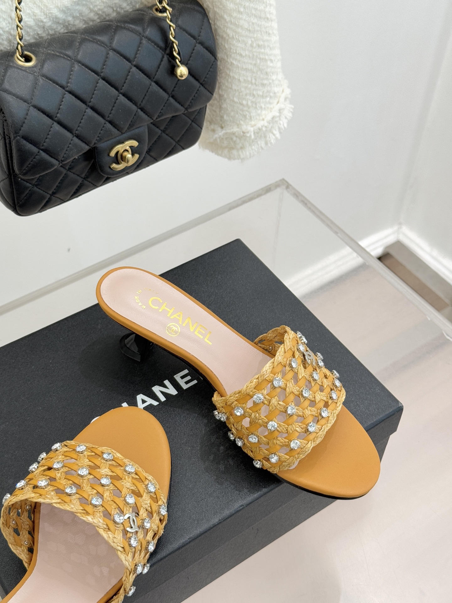 CHANE* ｜小香26C春夏新品编织双C拖鞋当双C标志遇上水钻与编织元素——这双拖鞋就是行走的高定浪漫